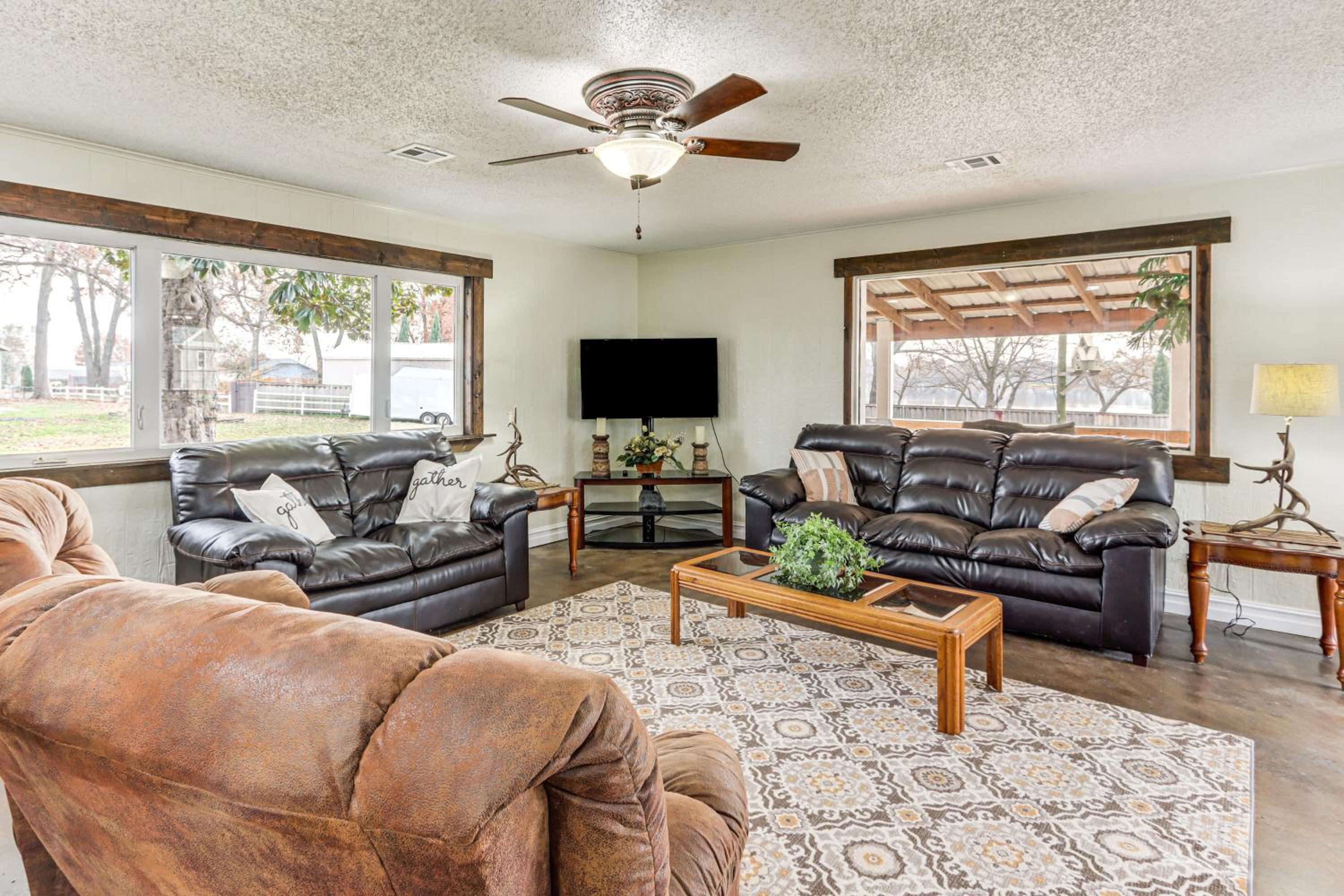 Deck and Yard Wolf Creek Waterfront Home in Grove!