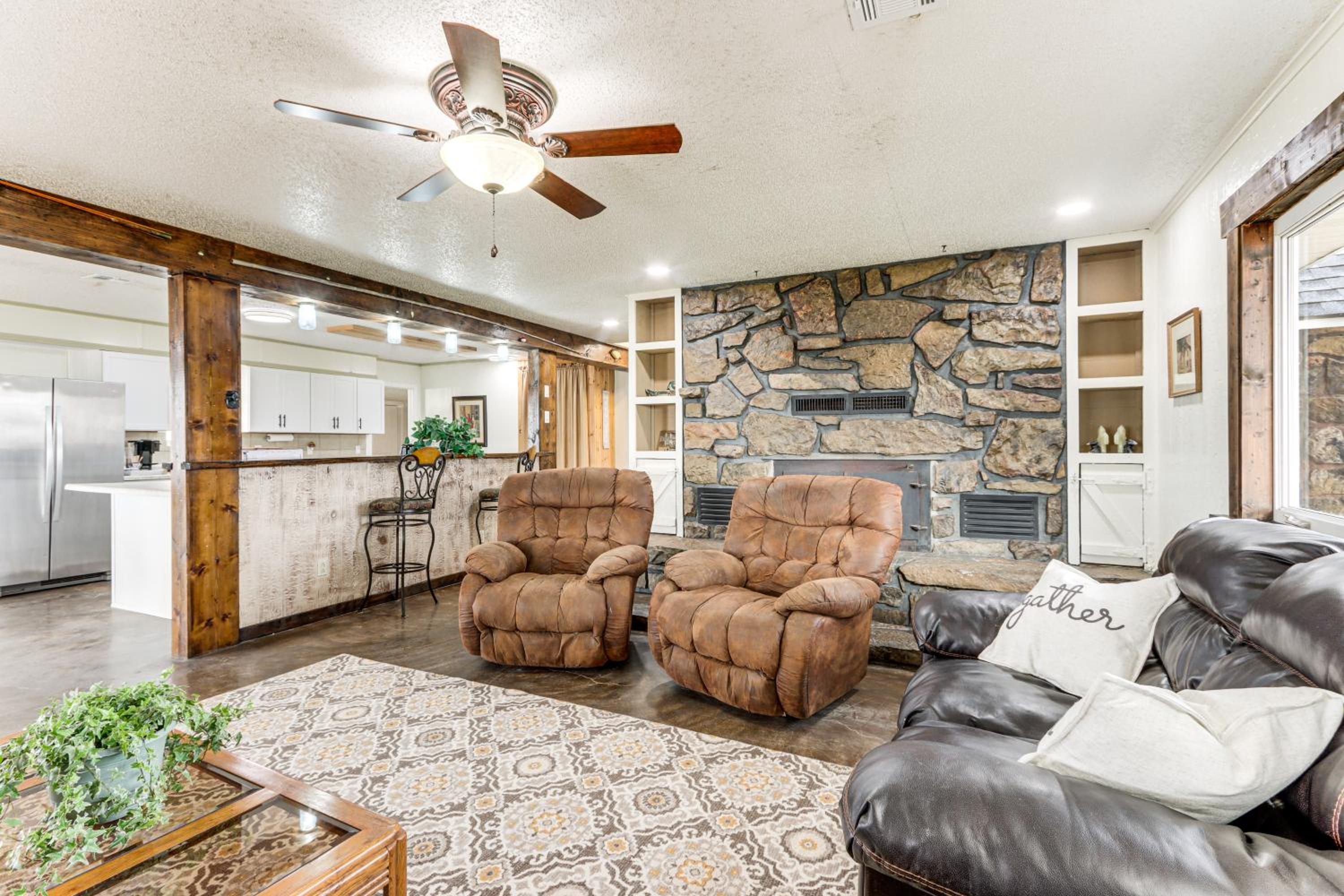 Deck and Yard Wolf Creek Waterfront Home in Grove!