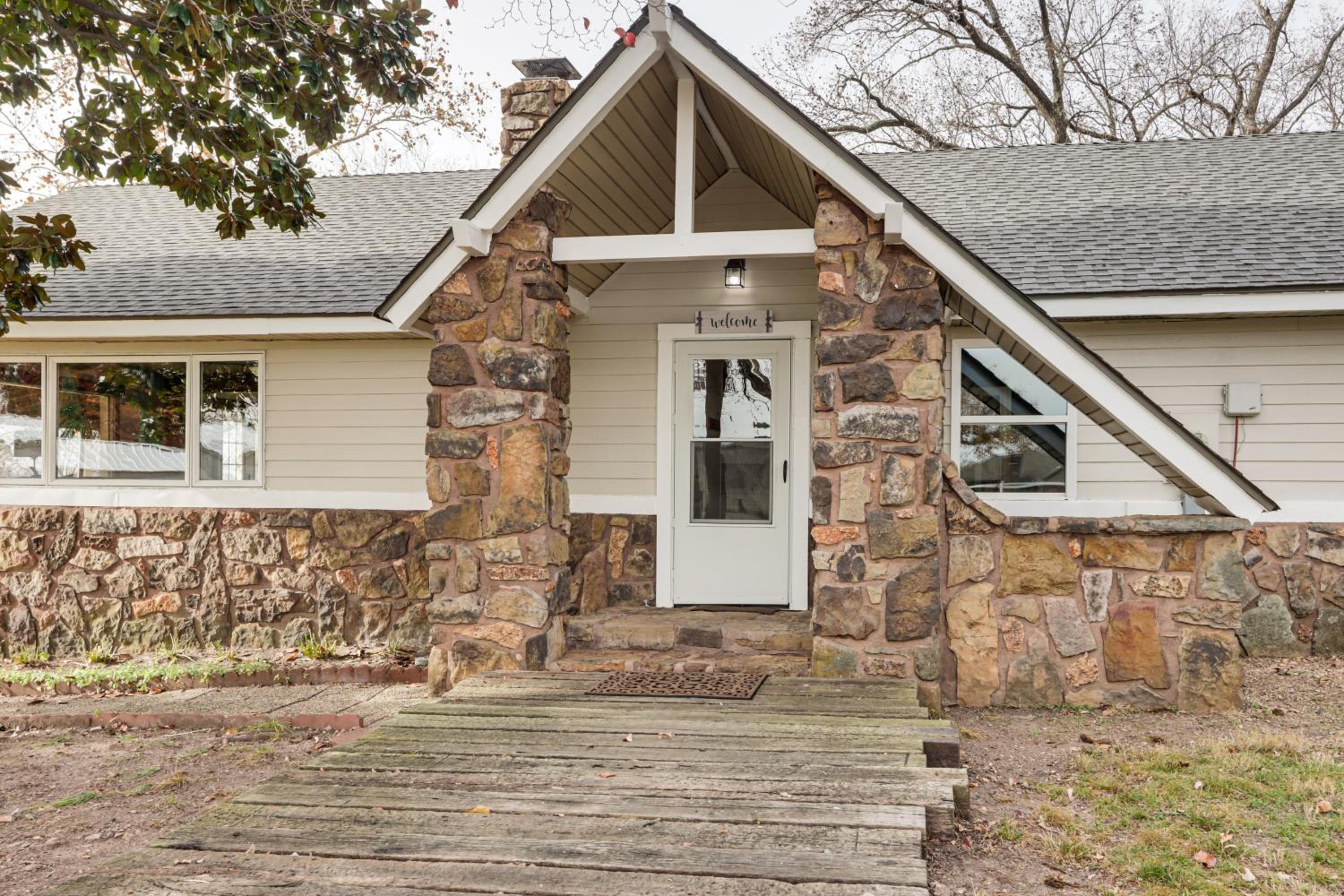 Deck and Yard Wolf Creek Waterfront Home in Grove!