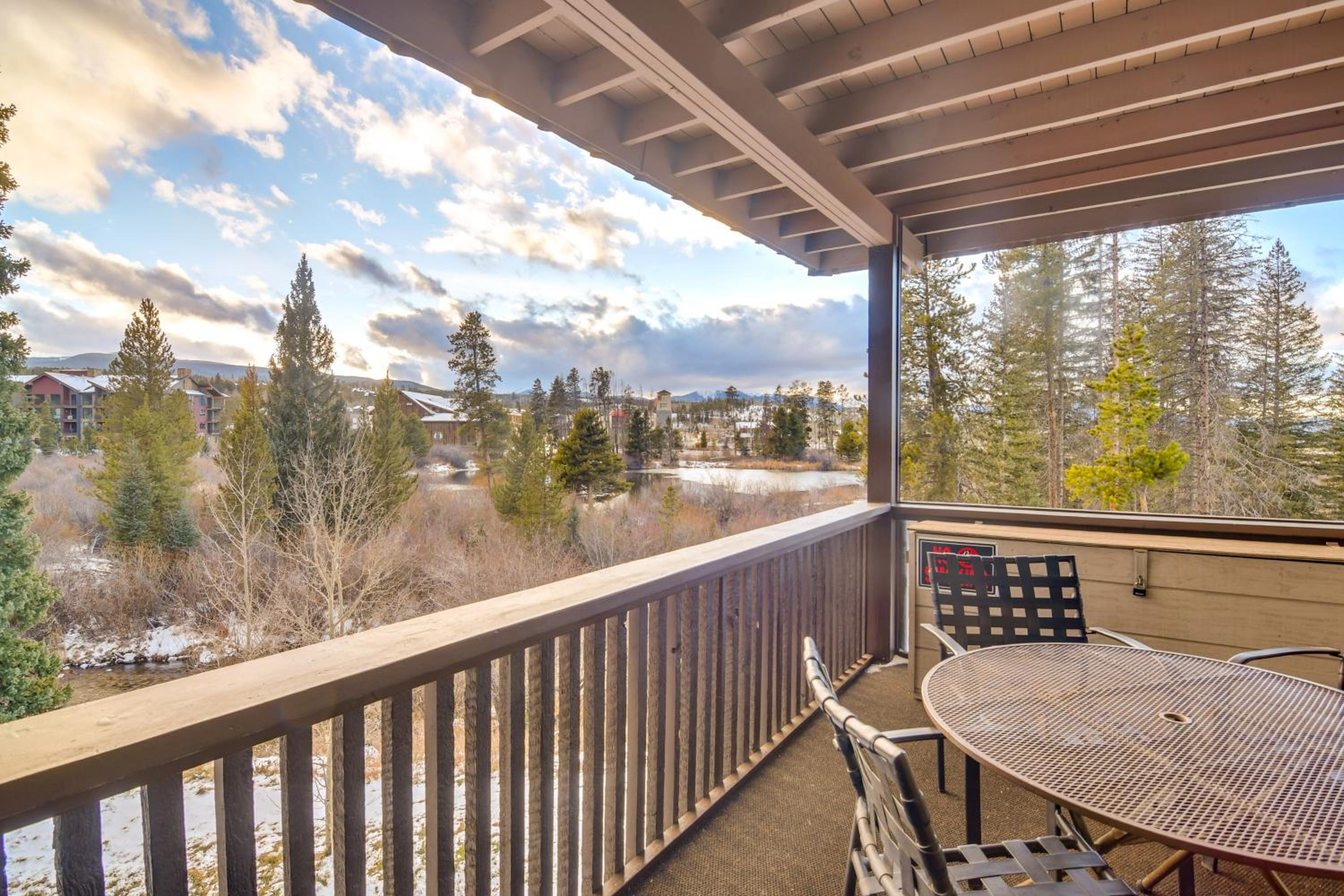 3BR Riverfront Retreat! Mtn Views, Community Perks