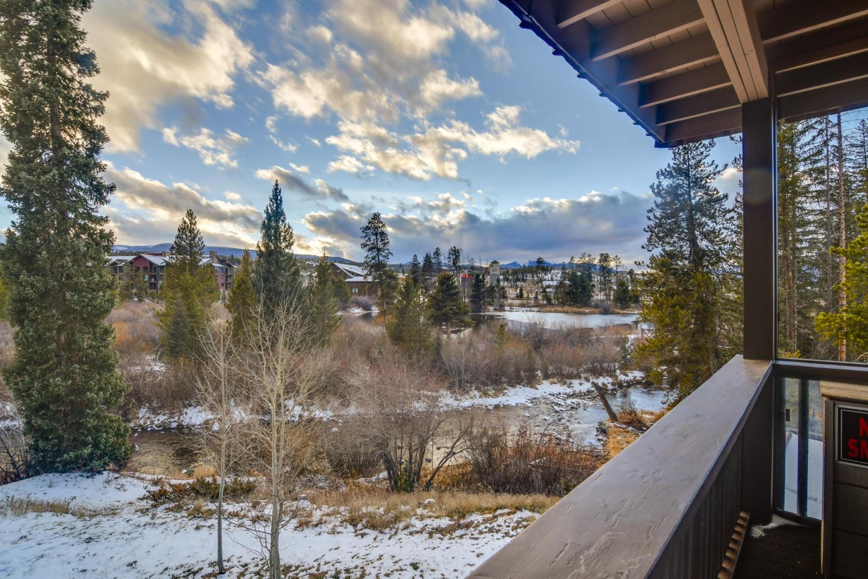 3BR Riverfront Retreat! Mtn Views, Community Perks
