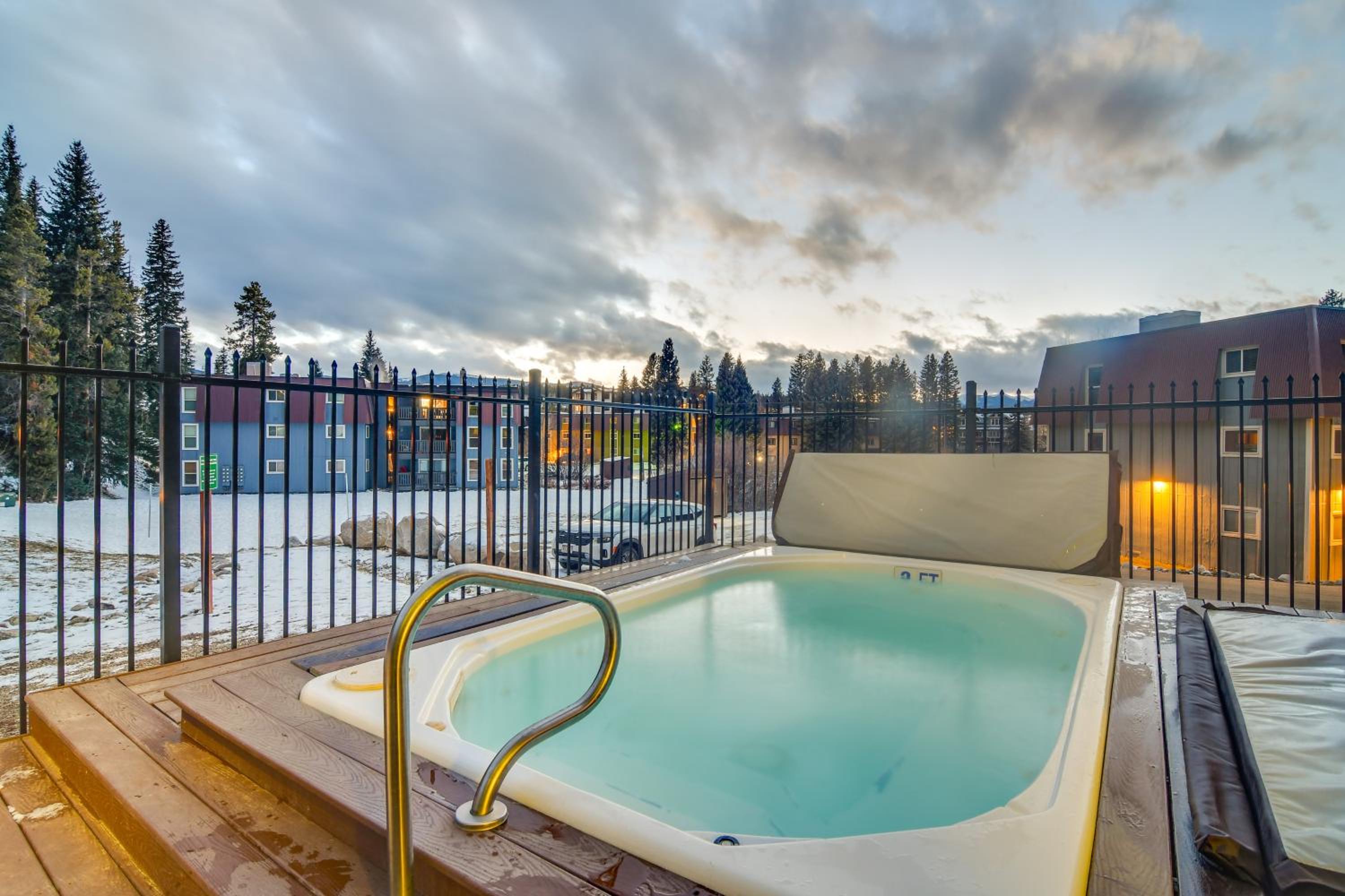 3BR Riverfront Retreat! Mtn Views, Community Perks