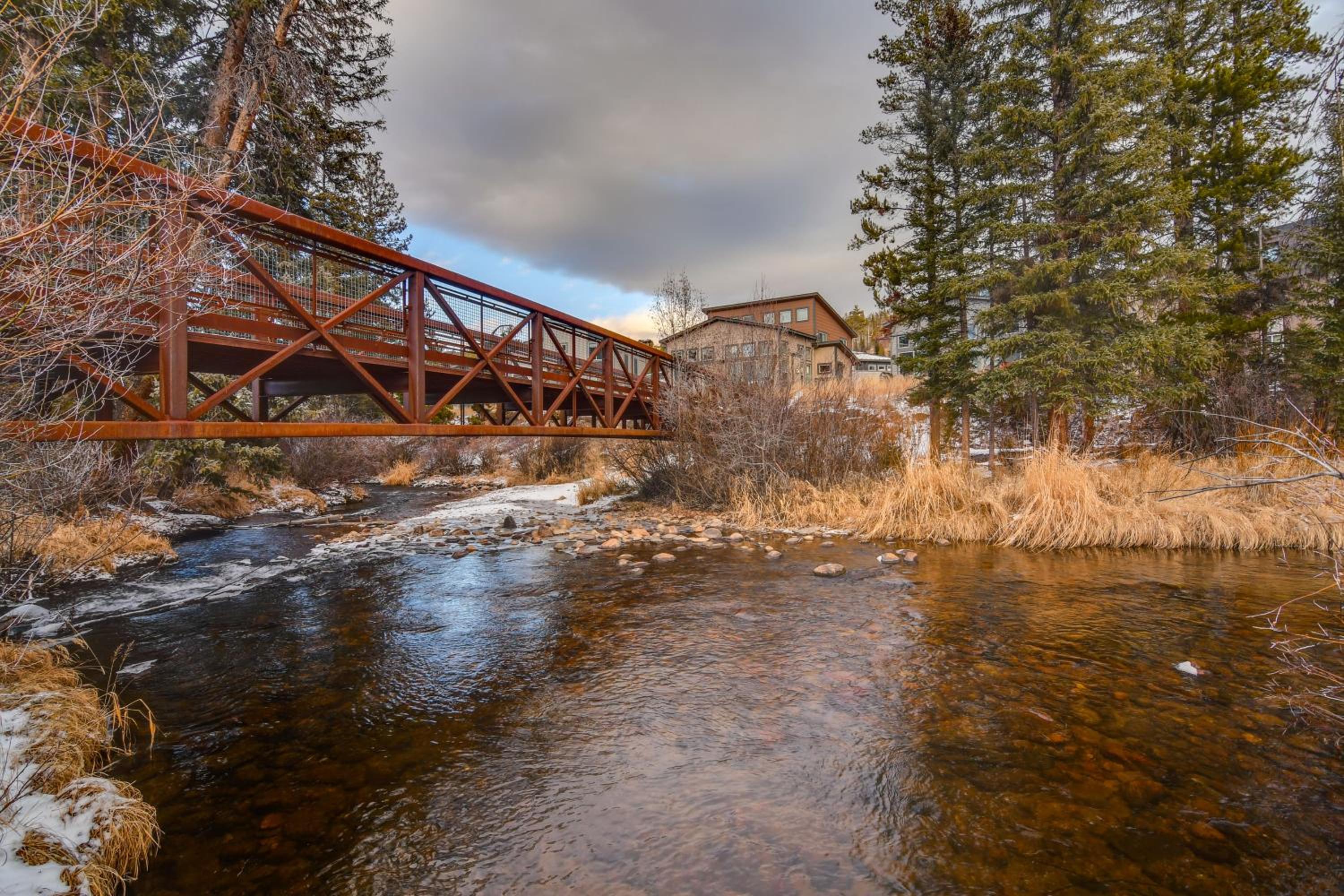3BR Riverfront Retreat! Mtn Views, Community Perks