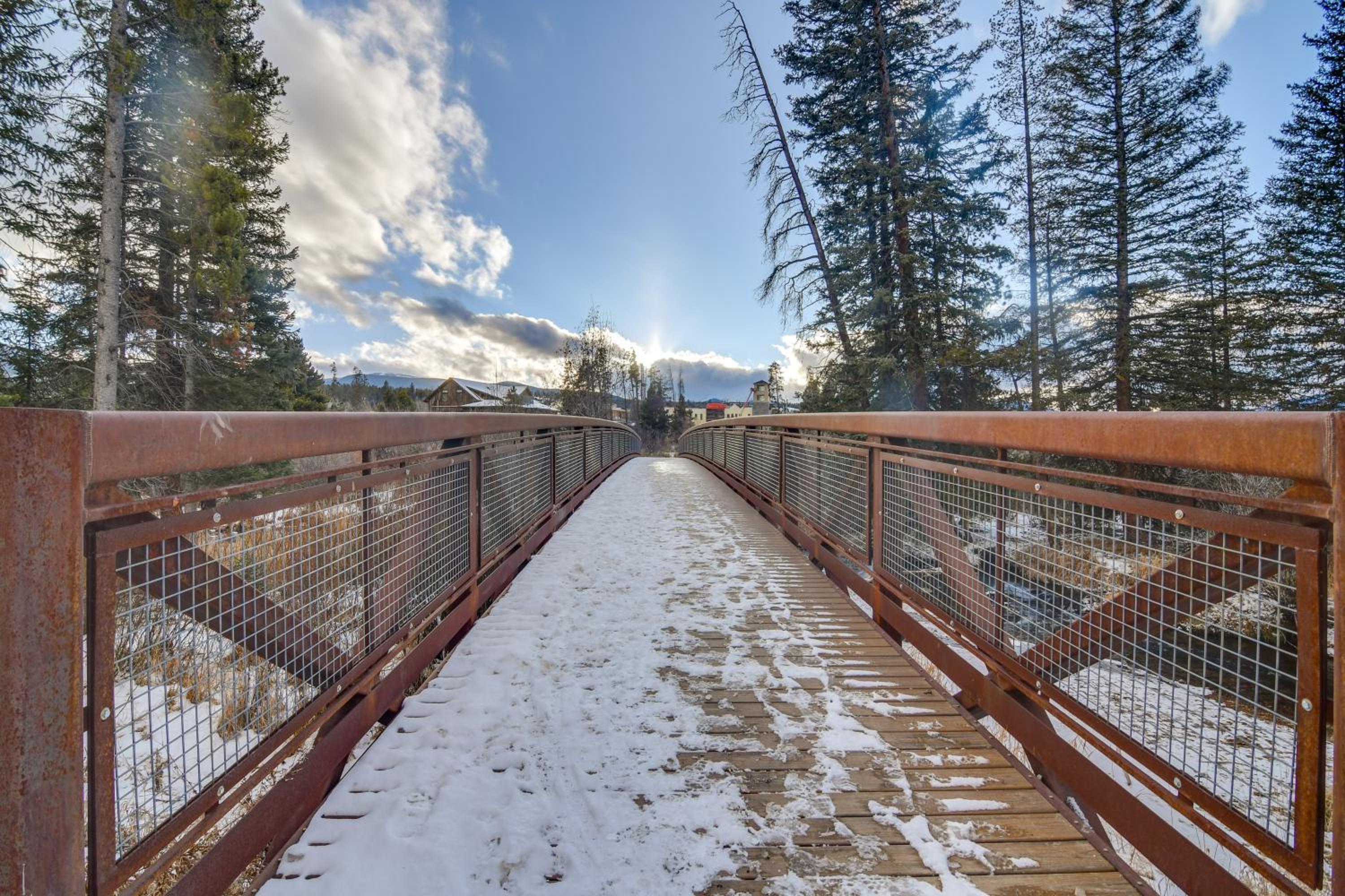 3BR Riverfront Retreat! Mtn Views, Community Perks