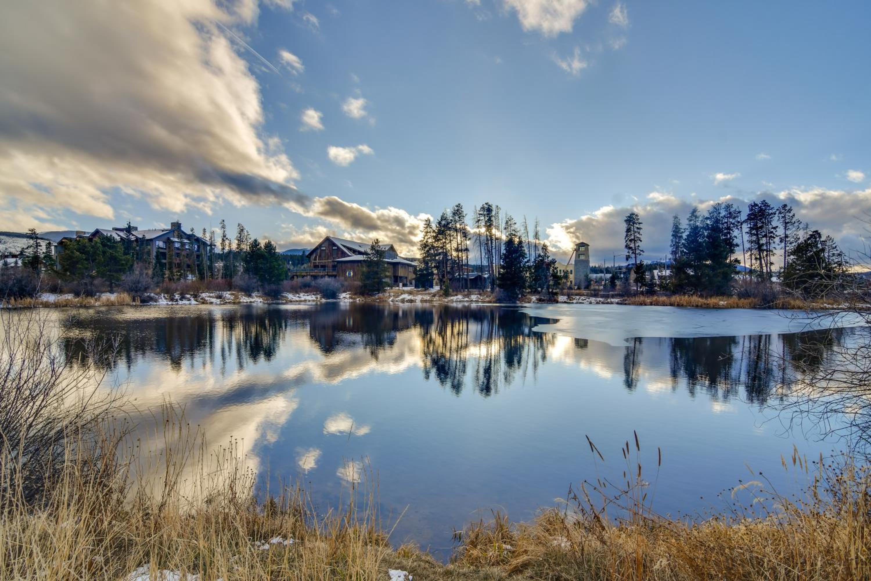 3BR Riverfront Retreat! Mtn Views, Community Perks