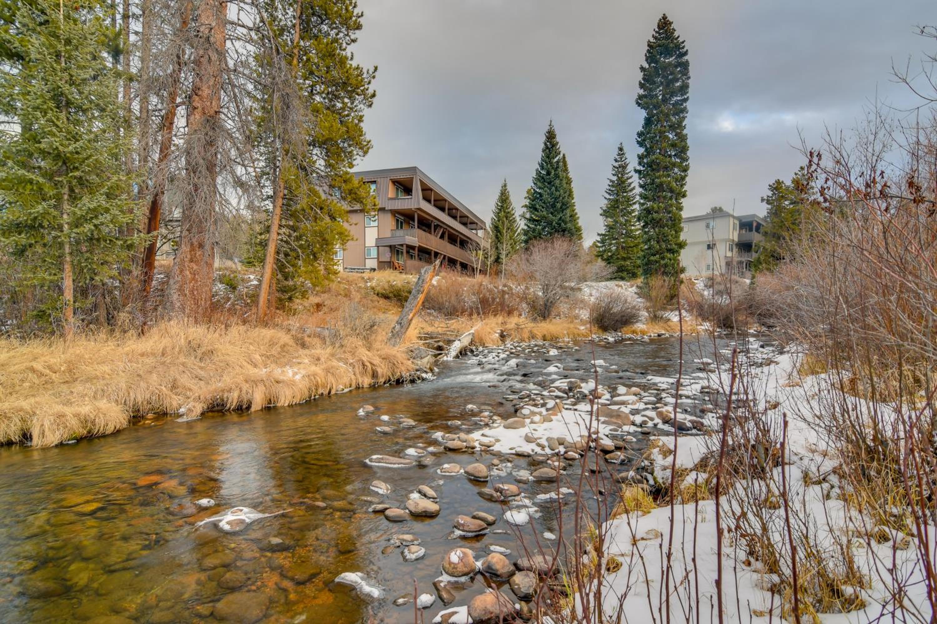 3BR Riverfront Retreat! Mtn Views, Community Perks