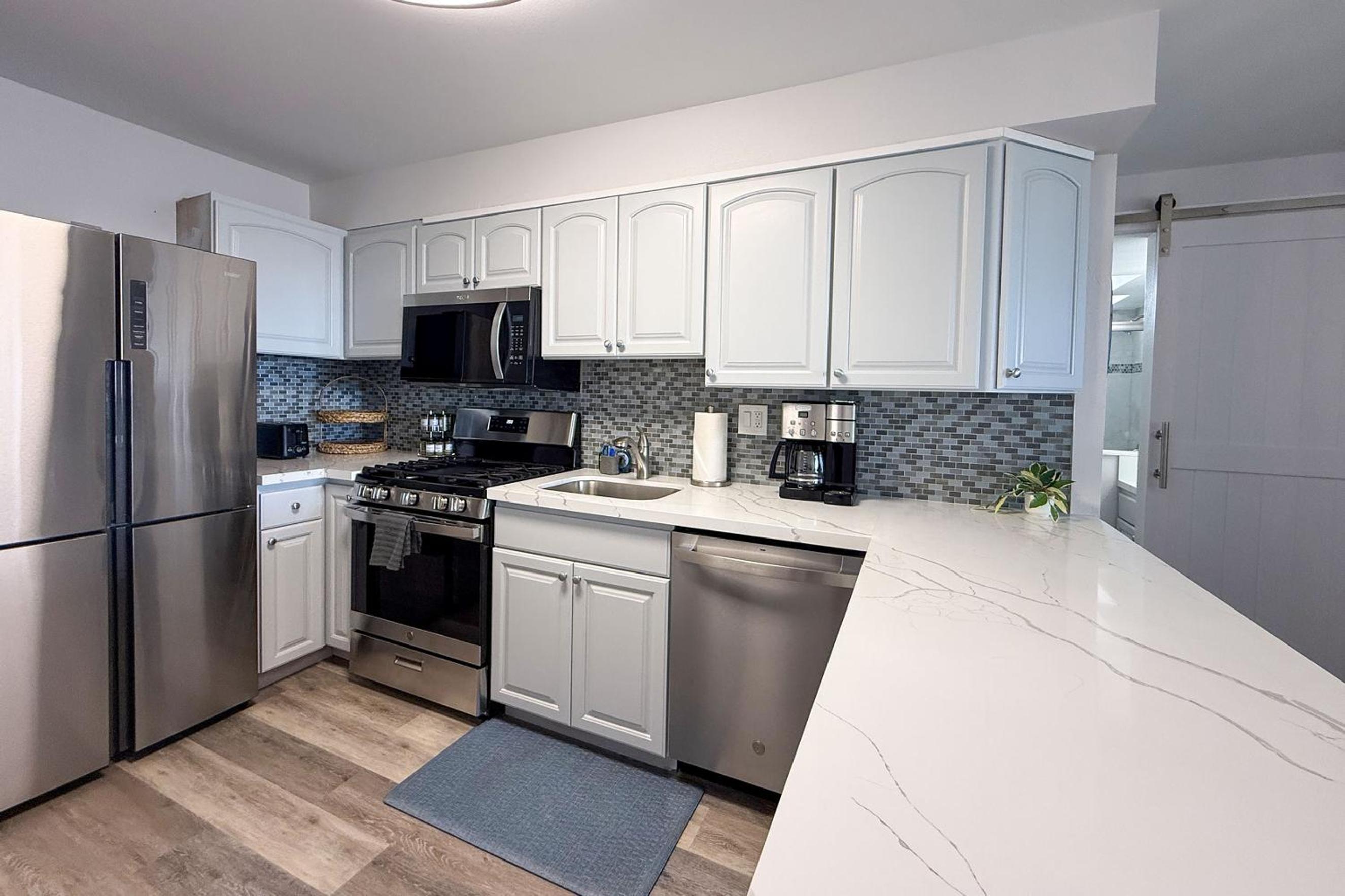 Kihei Akahi D-515: Newly Renovated Ocean View, No Carpet, 3 Zone Split AC, Wi-Fi