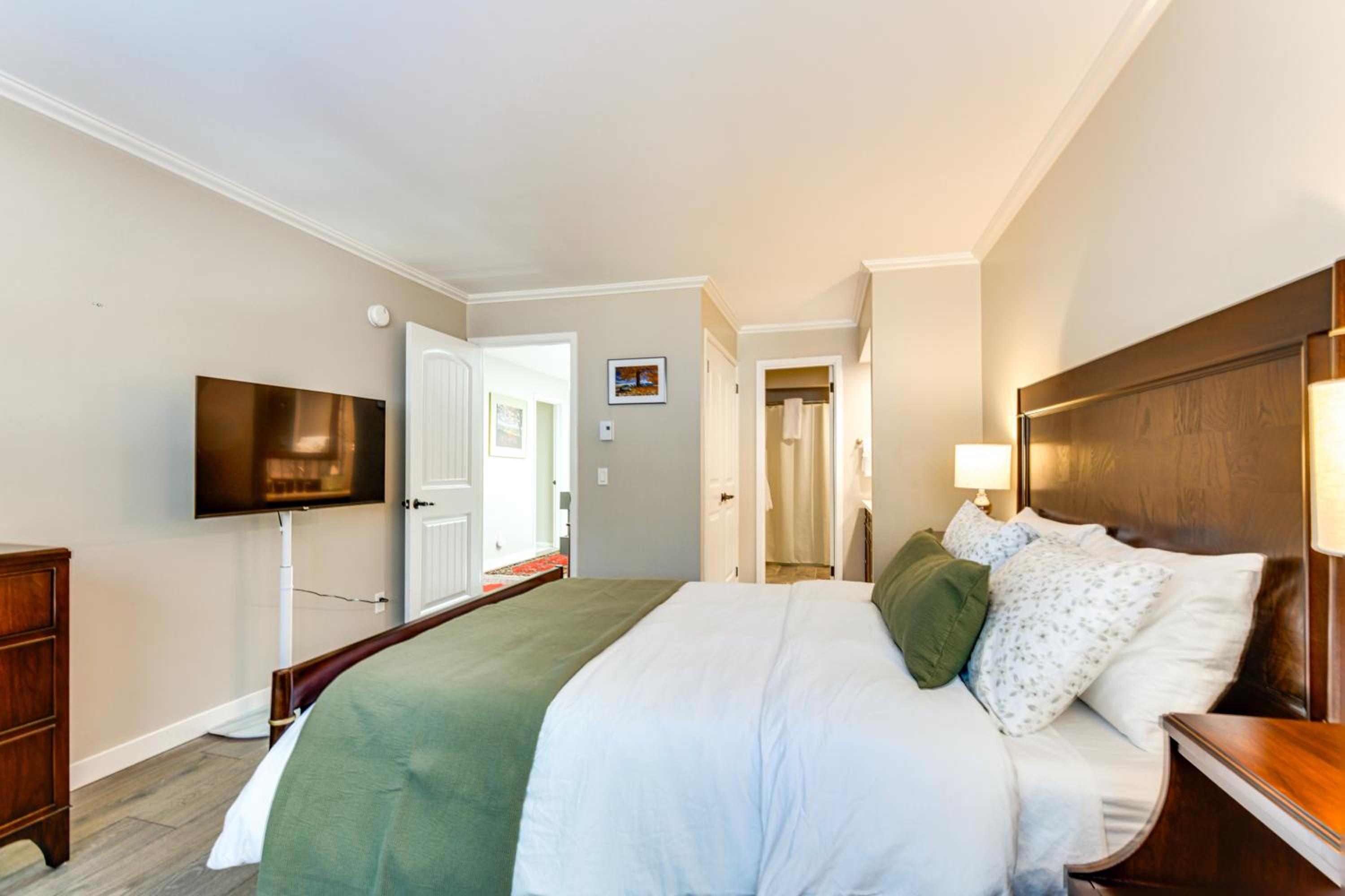 Shuttle to Slopes Mtn Condo Less Than 1 Mi to Sugarbush