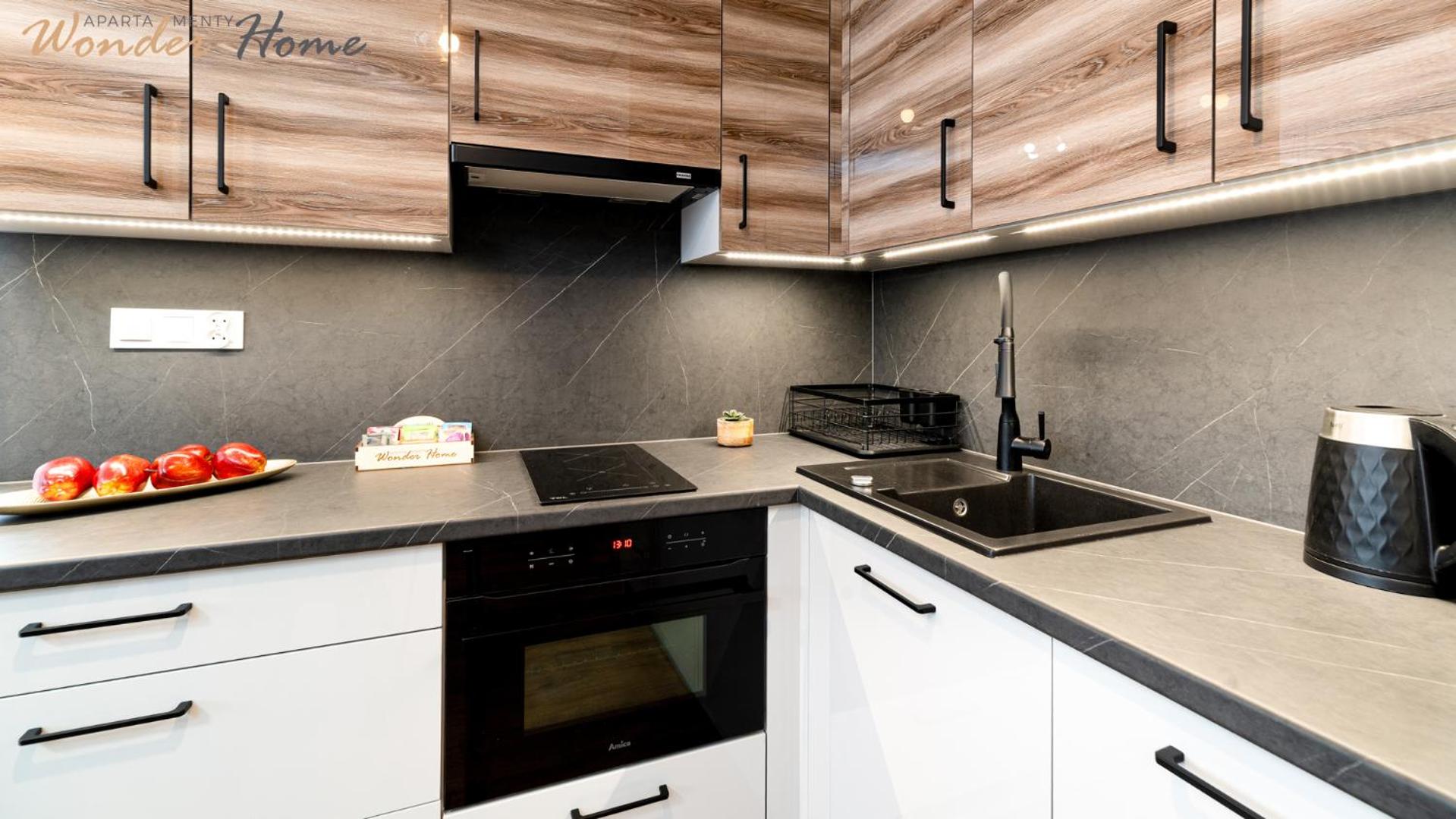 Wonder Home - Domki Hillside tuż przy stoku narciarskim - na terenie kompleksu plac zabaw i zewnętrzna siłownia, sklep, parking