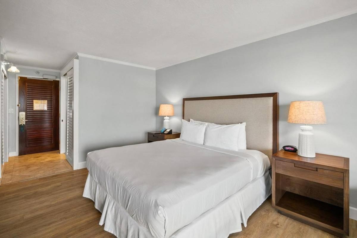 East Shore Beachfront Resort, Restaurant, Bar, AC, Spa, Pool & Gym