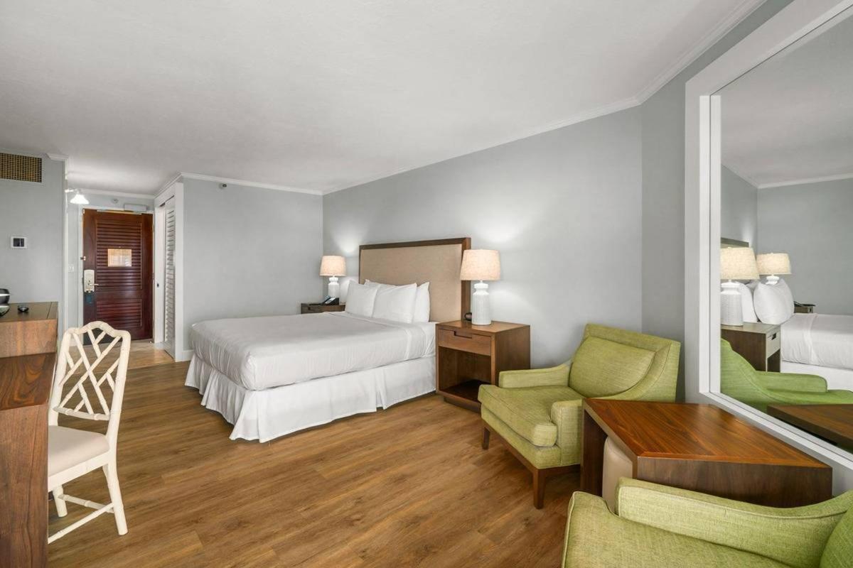 East Shore Beachfront Resort, Restaurant, Bar, AC, Spa, Pool & Gym