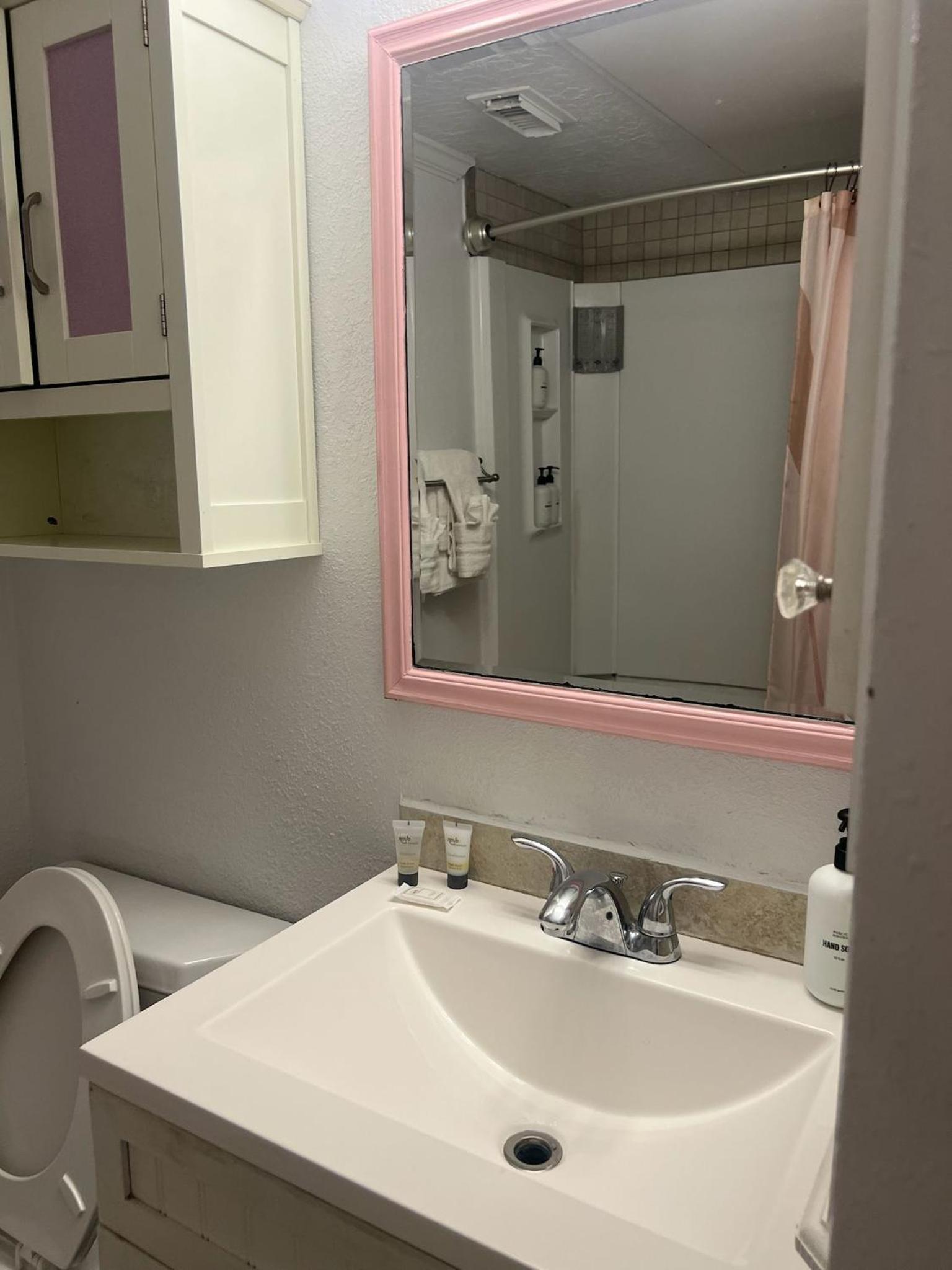 Ocean & Pool View - Hot Tubs - 2 Pools - Gym - Tennis ct - on seawall - Shoreline Stays 08