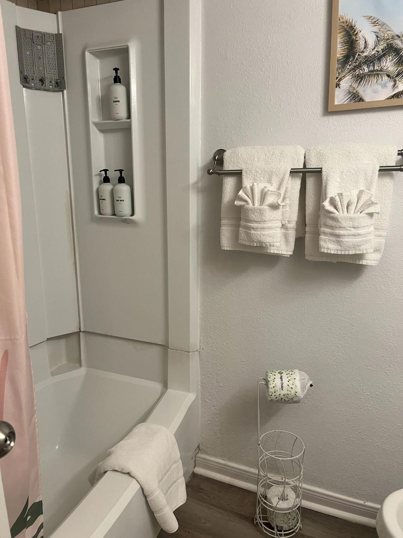 Ocean & Pool View - Hot Tubs - 2 Pools - Gym - Tennis ct - on seawall - Shoreline Stays 08