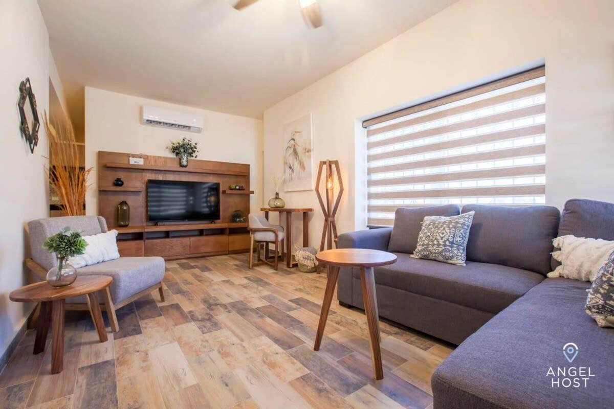 Prime Location 1 Block to Malecon Smart TV & WiFi