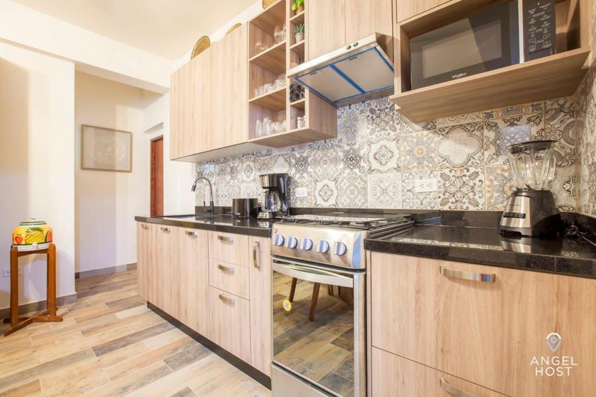 Prime Location 1 Block to Malecon Smart TV & WiFi