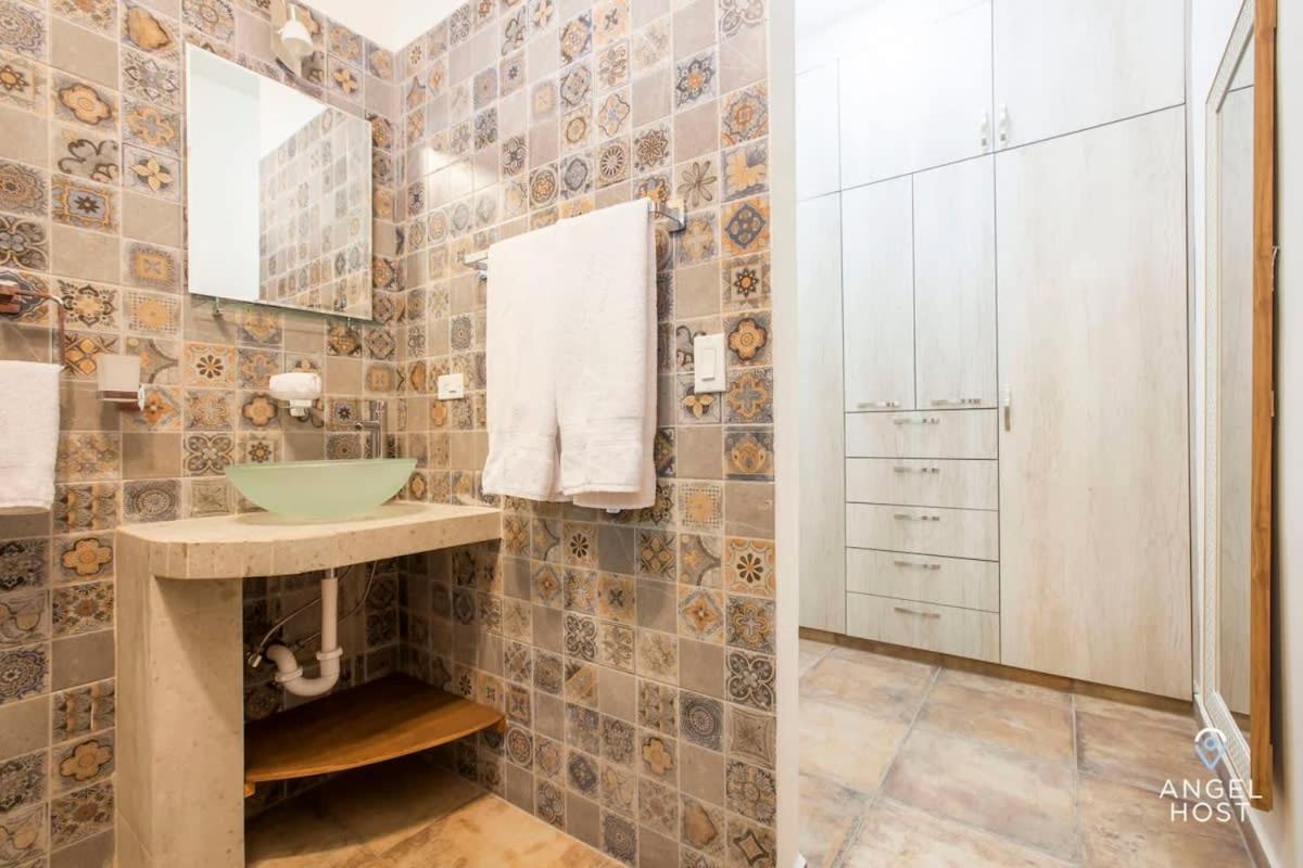 Prime Location 1 Block to Malecon Smart TV & WiFi