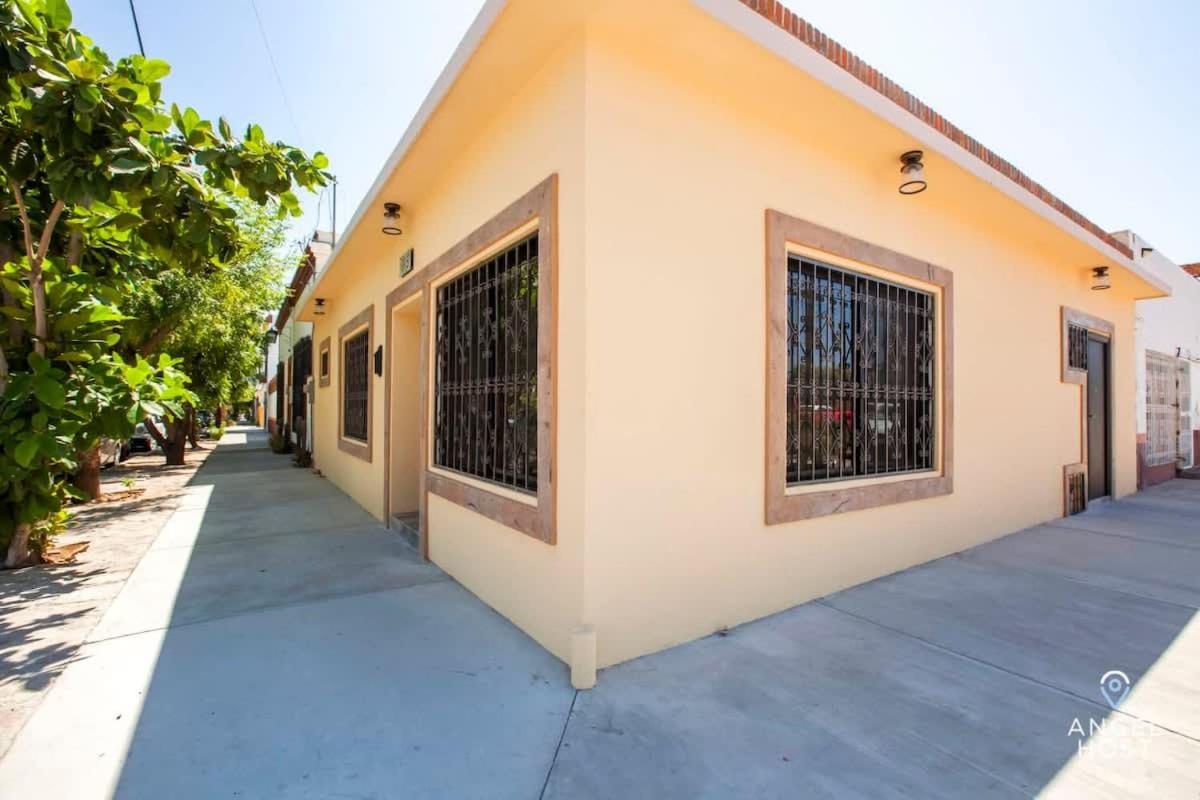 Prime Location 1 Block to Malecon Smart TV & WiFi