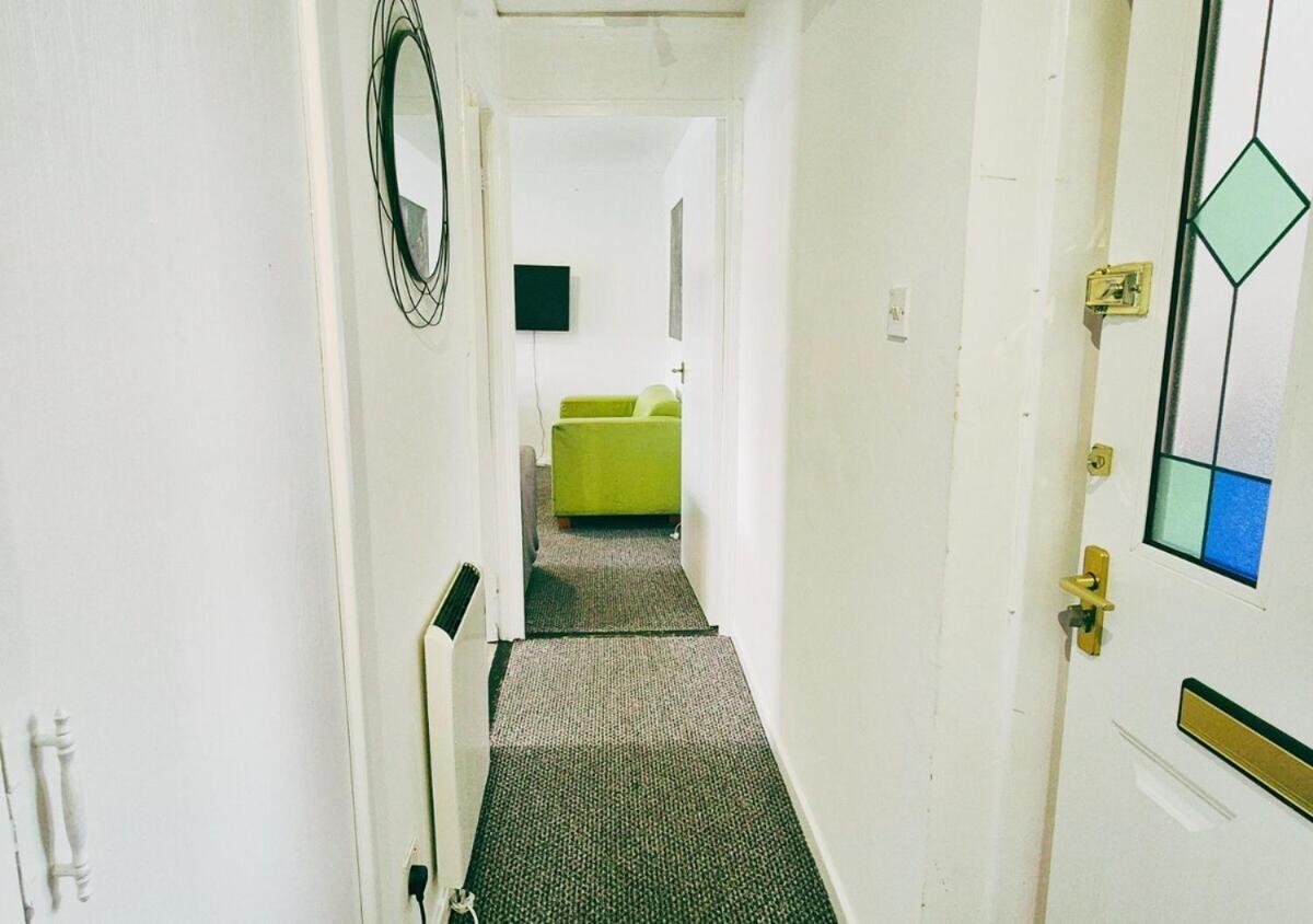 Comfy 3BR Flat on Quiet Street in Wollaton