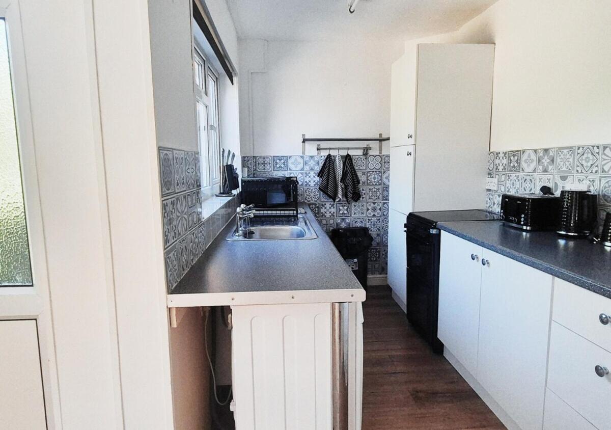 Cosy 2BR House on Quiet Street