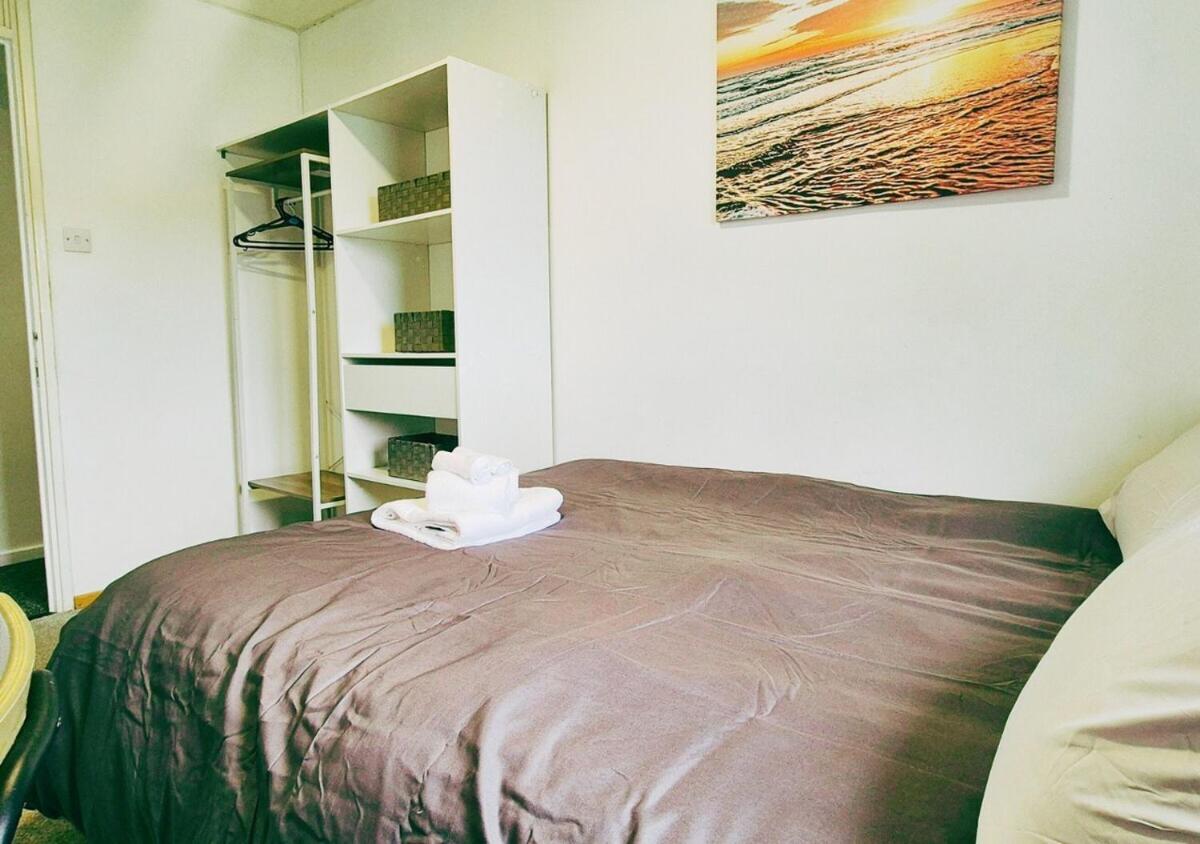 Comfy 3BR Flat on Quiet Street in Wollaton