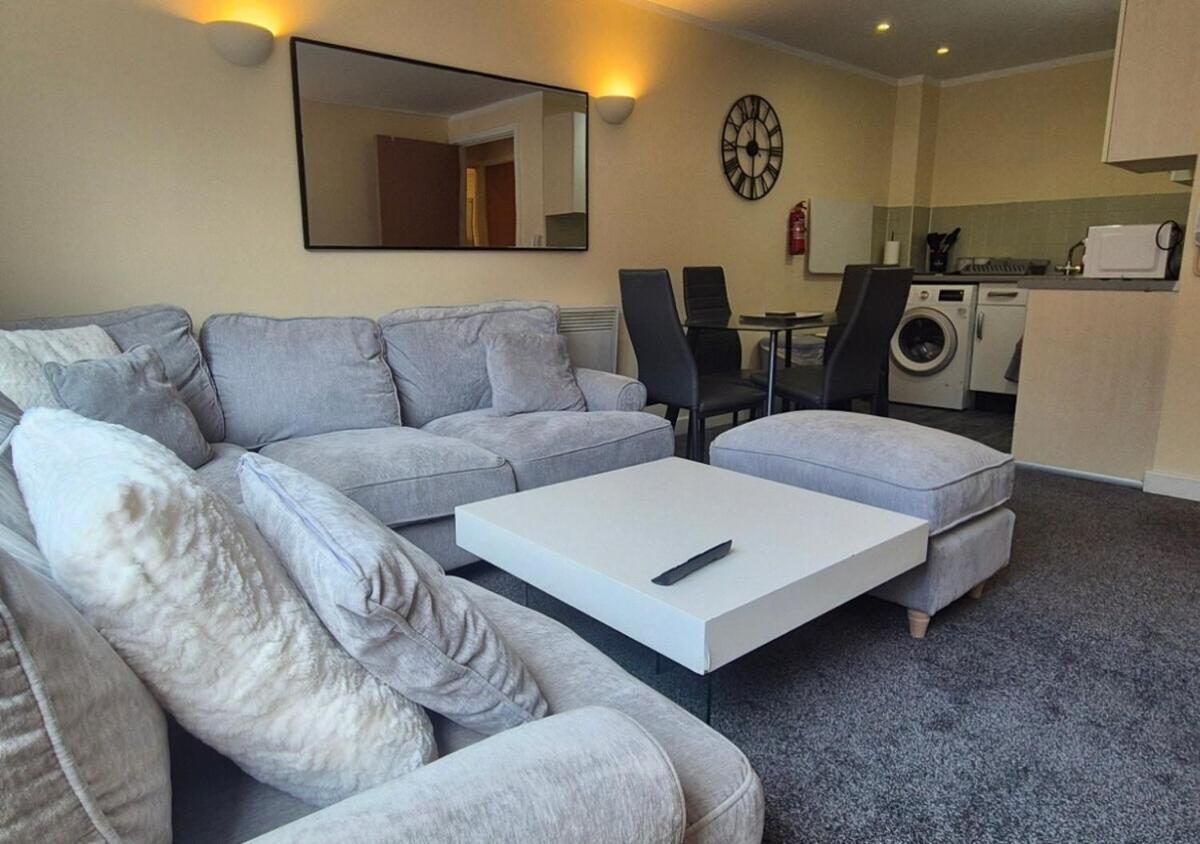 Stylish 1BR Flat Next to Hockley with FREE parking