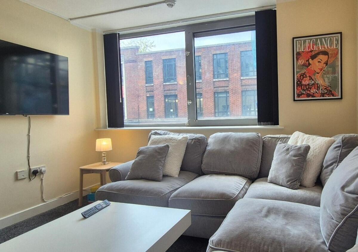 Stylish 1BR Flat Next to Hockley with FREE parking