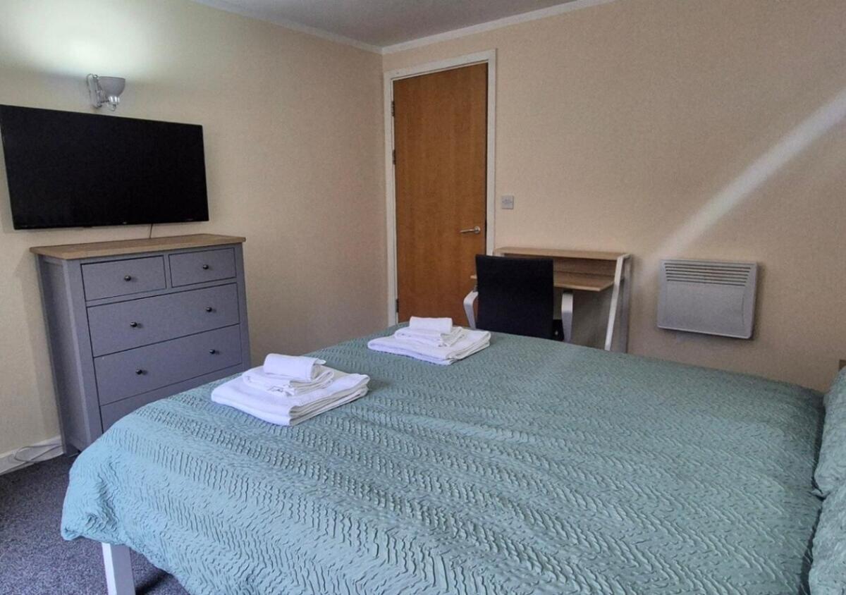 Stylish 1BR Flat Next to Hockley with FREE parking