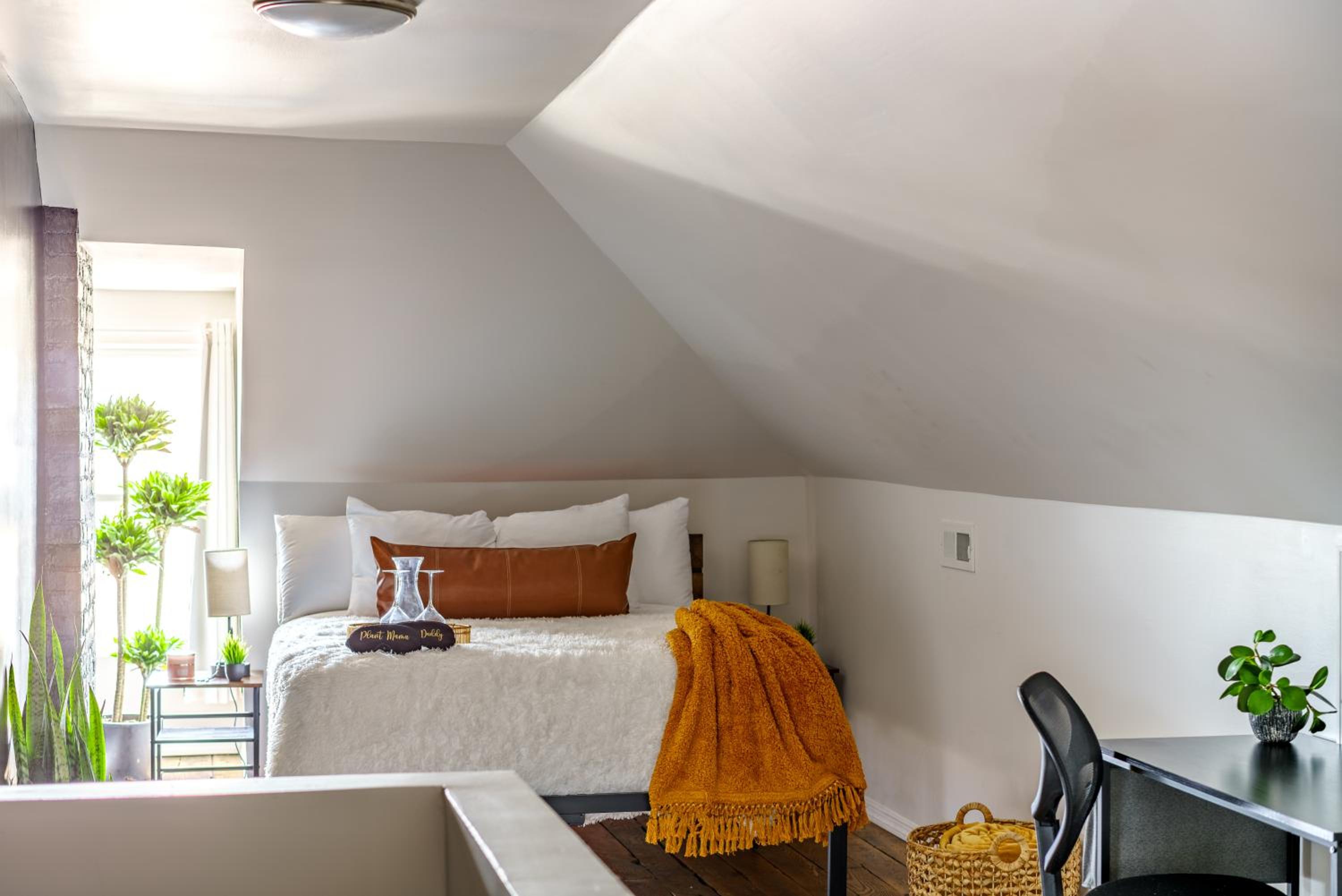Jungle House Columbus Downtown Free Parking Sleeps 8 - Near Convention Center & Nationwide Arena - 2BR Luxury Home - Pet Friendly Over 5,800 Five Star Stay