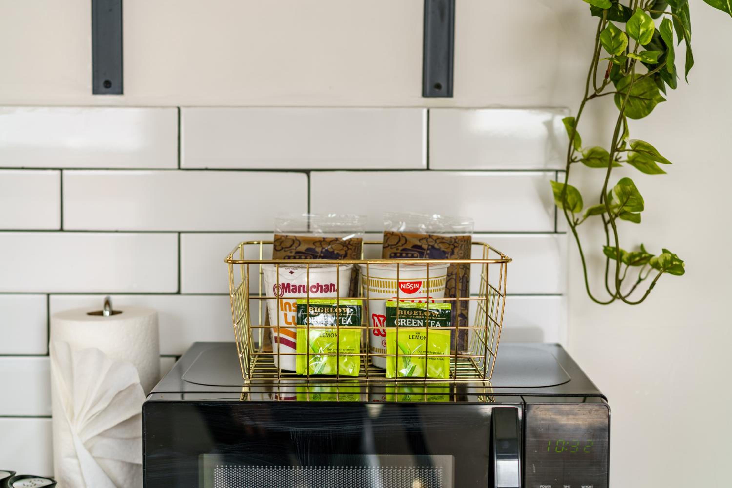 Jungle House Columbus Downtown Free Parking Sleeps 8 - Near Convention Center & Nationwide Arena - 2BR Luxury Home - Pet Friendly Over 5,800 Five Star Stay