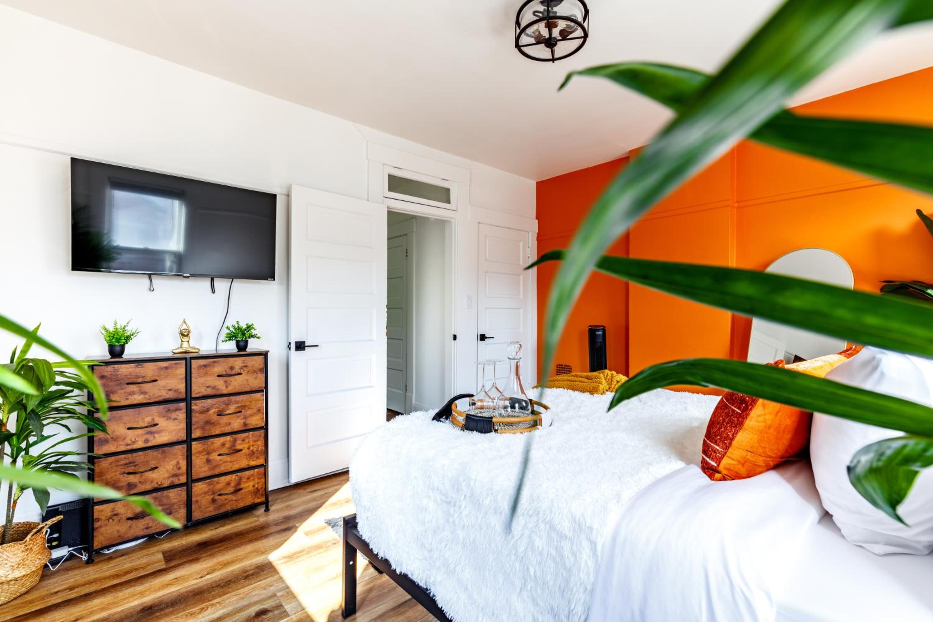 Jungle House Columbus Downtown Free Parking Sleeps 8 - Near Convention Center & Nationwide Arena - 2BR Luxury Home - Pet Friendly Over 5,800 Five Star Stay