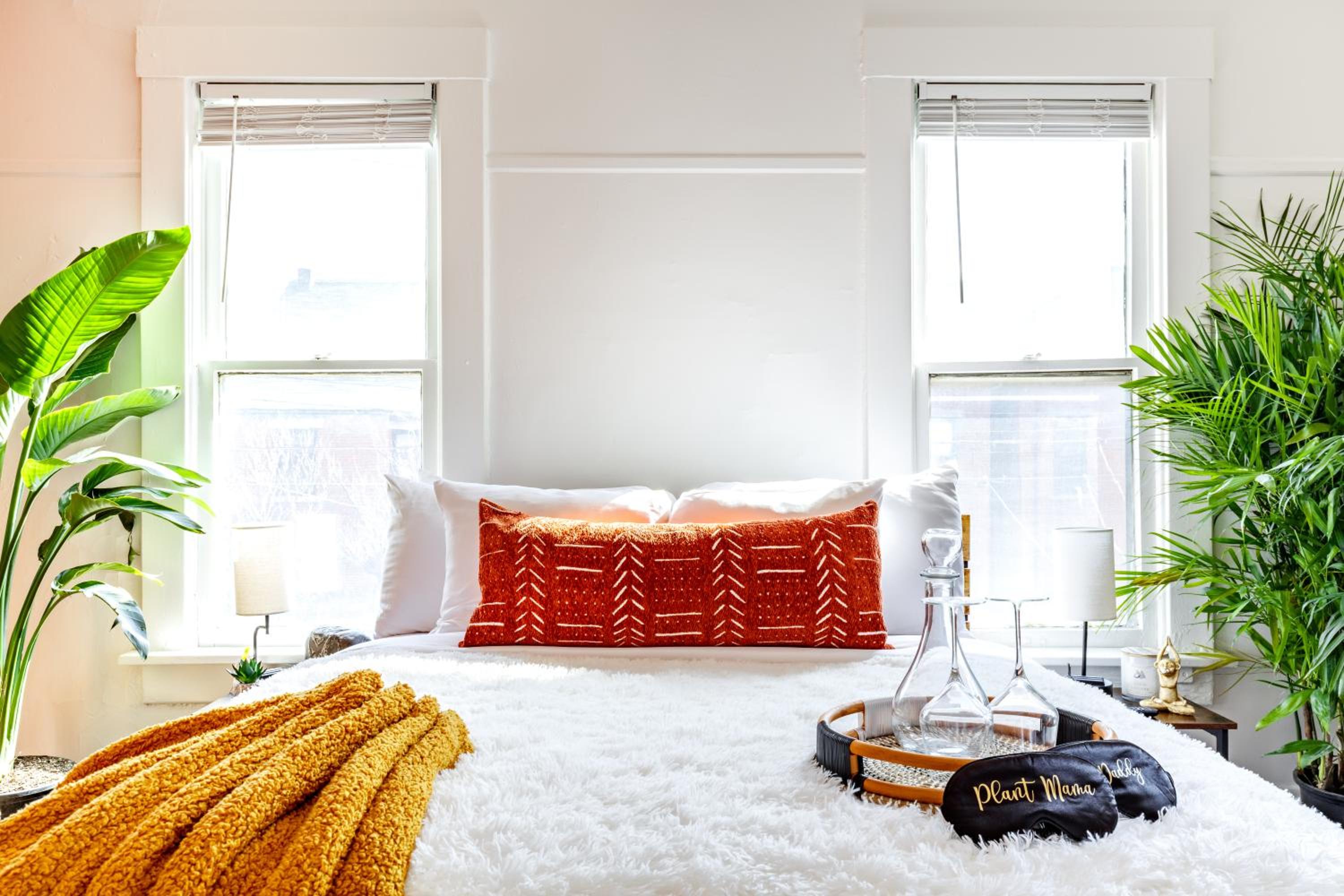 Jungle House Columbus Downtown Free Parking Sleeps 8 - Near Convention Center & Nationwide Arena - 2BR Luxury Home - Pet Friendly Over 5,800 Five Star Stay