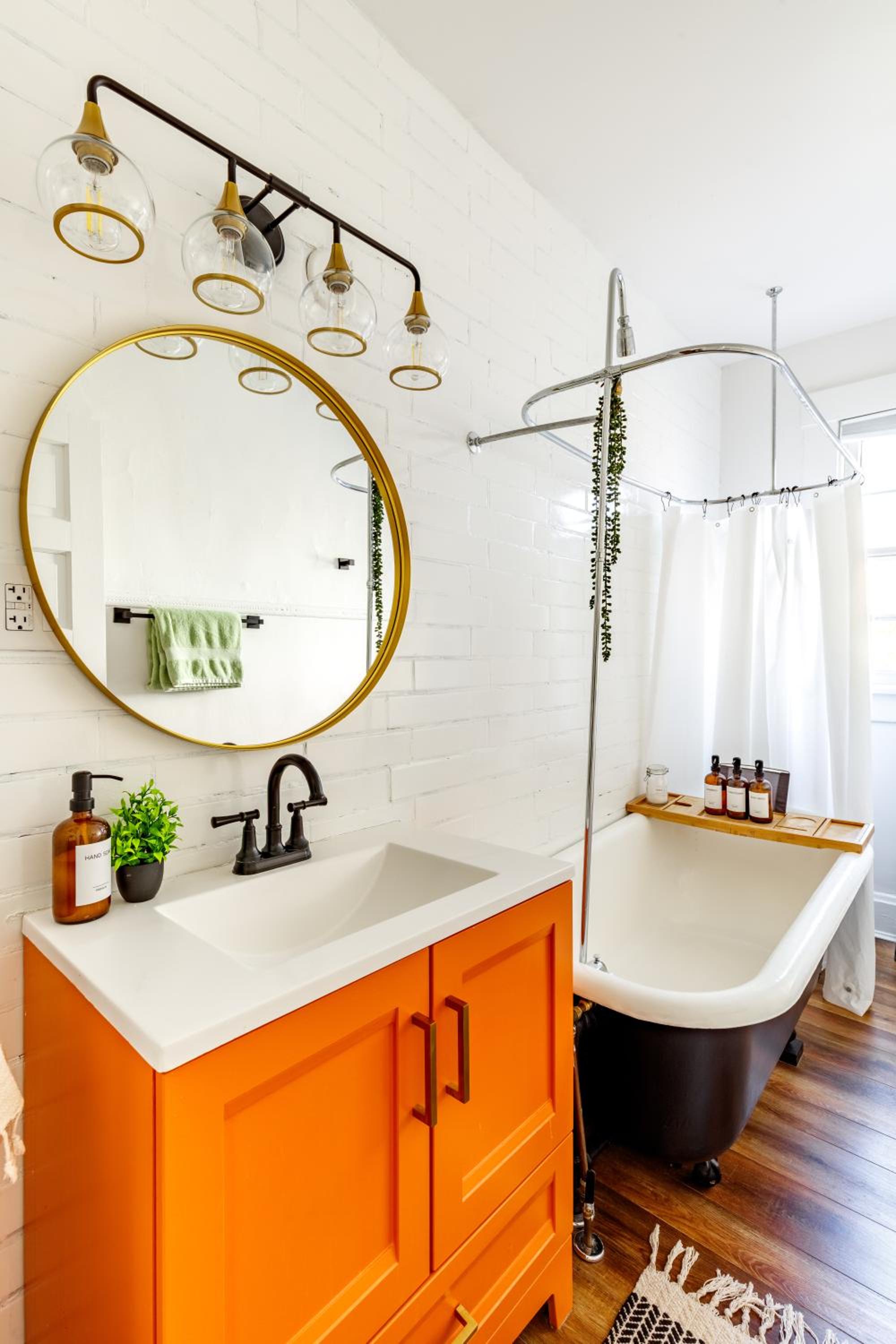 Jungle House Columbus Downtown Free Parking Sleeps 8 - Near Convention Center & Nationwide Arena - 2BR Luxury Home - Pet Friendly Over 5,800 Five Star Stay