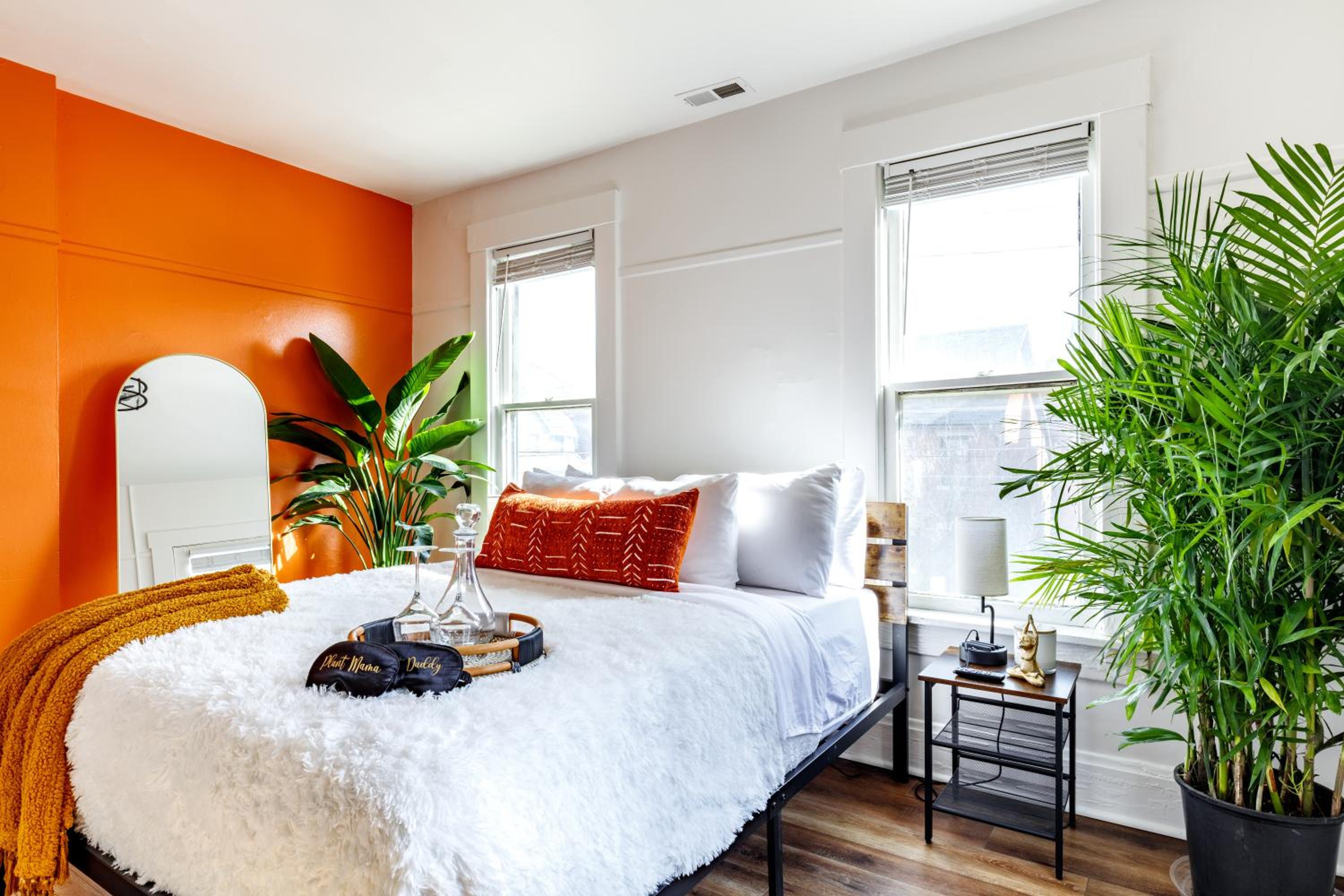 Jungle House Columbus Downtown Free Parking Sleeps 8 - Near Convention Center & Nationwide Arena - 2BR Luxury Home - Pet Friendly Over 5,800 Five Star Stay