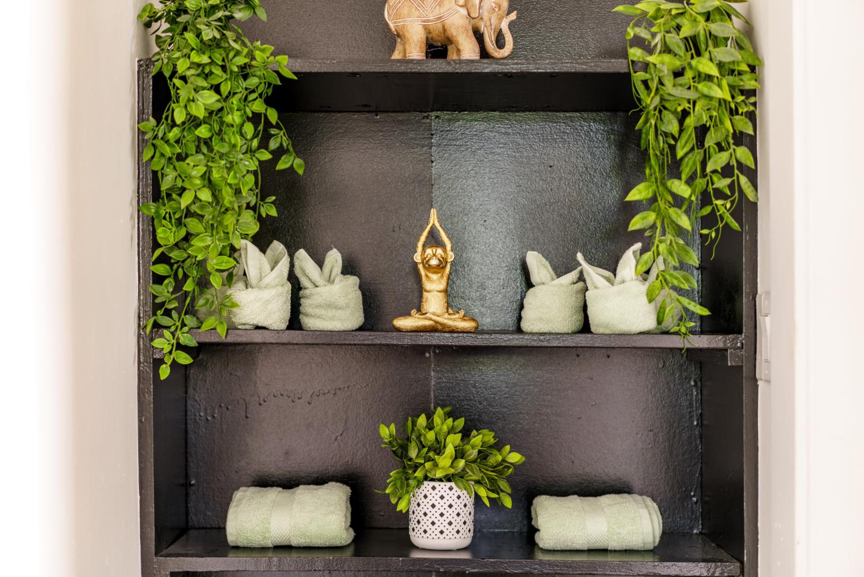 Jungle House Columbus Downtown Free Parking Sleeps 8 - Near Convention Center & Nationwide Arena - 2BR Luxury Home - Pet Friendly Over 5,800 Five Star Stay
