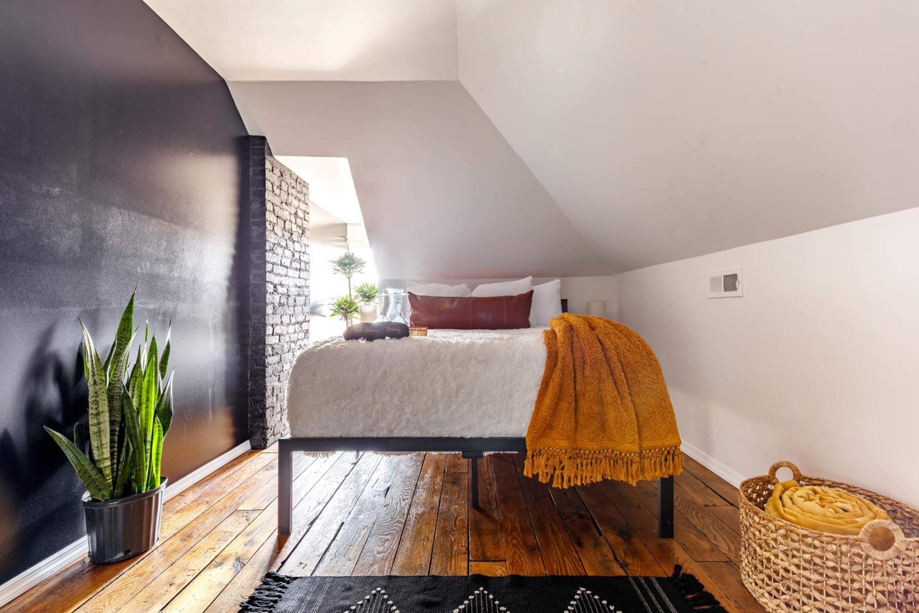 Jungle House Columbus Downtown Free Parking Sleeps 8 - Near Convention Center & Nationwide Arena - 2BR Luxury Home - Pet Friendly Over 5,800 Five Star Stay