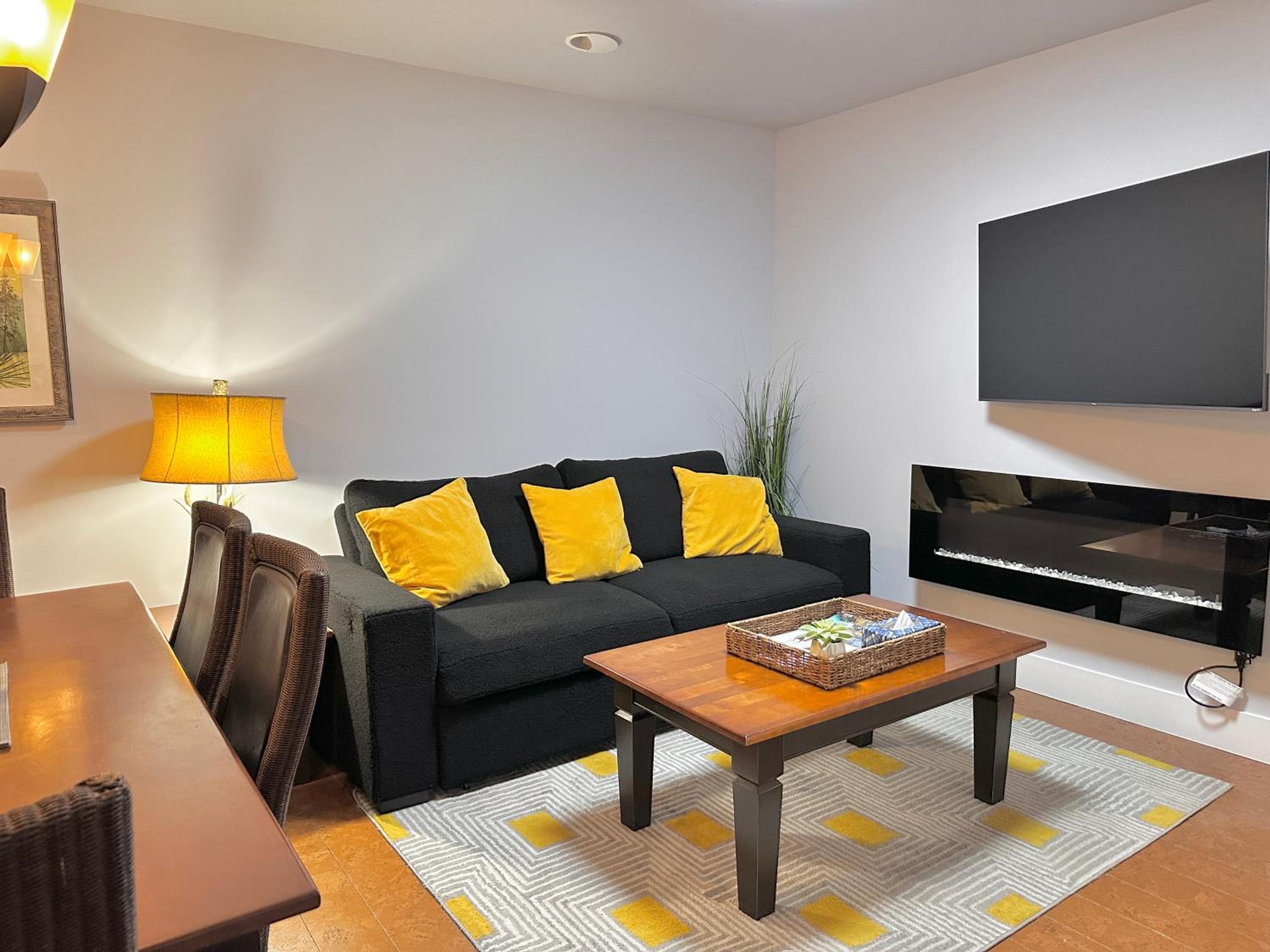 C111 Canmore World Class Solara Resort - Hot tub, Pool, Gym, AirCon, Free Parking & Netflix