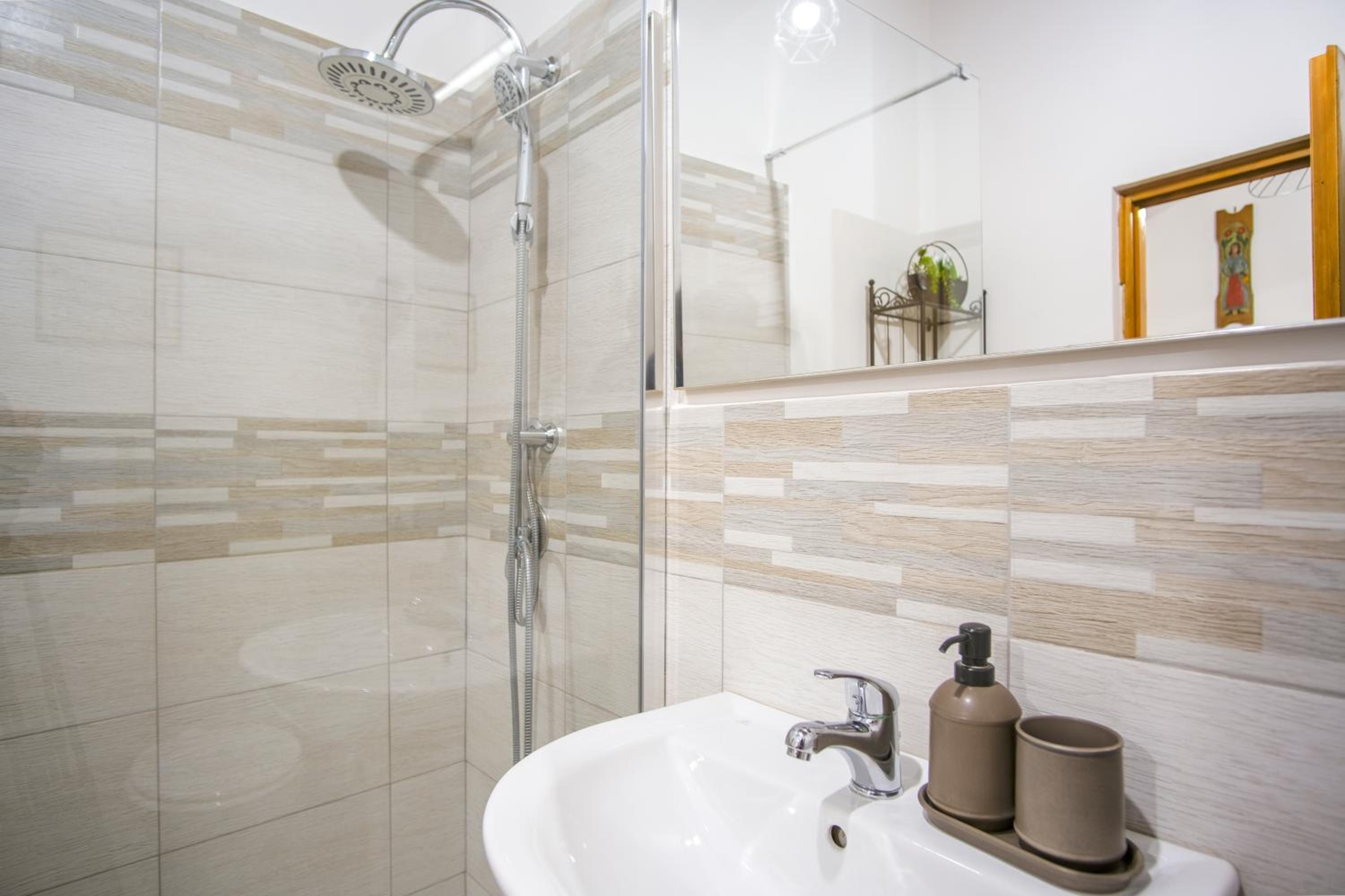 Elegantis Trastevere Comfortable Apartment in the Heart of Historic City