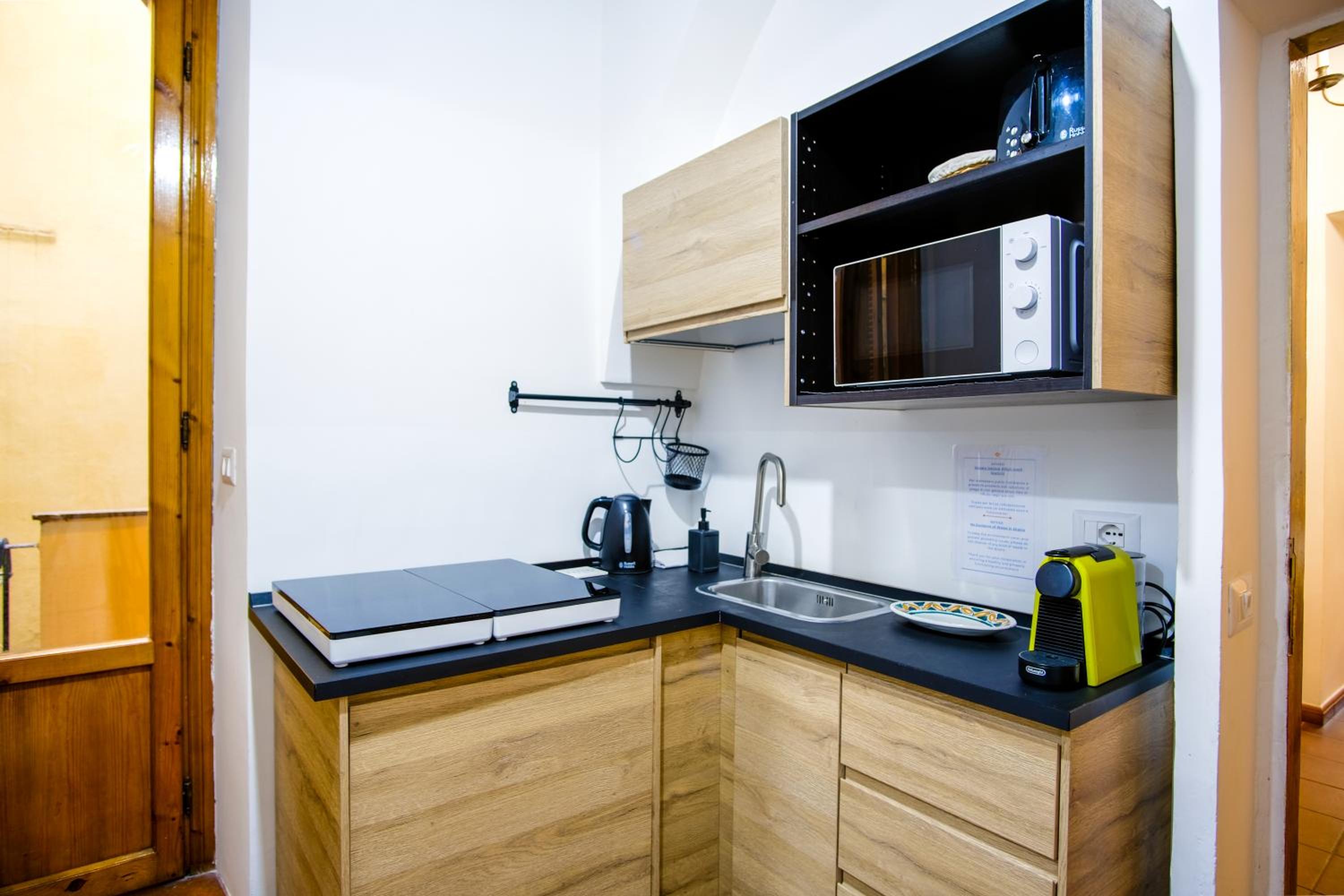 Elegantis Trastevere Comfortable Apartment in the Heart of Historic City