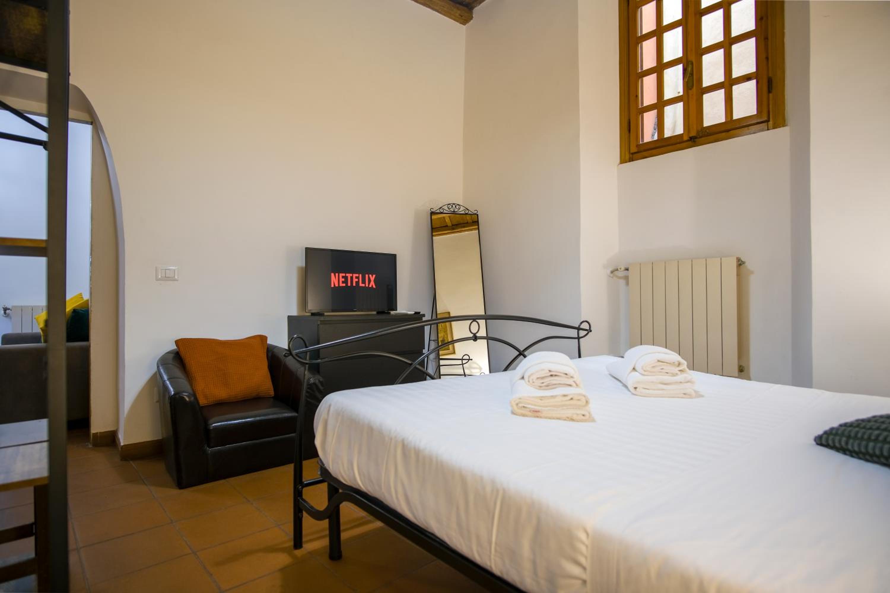 Elegantis Trastevere Comfortable Apartment in the Heart of Historic City