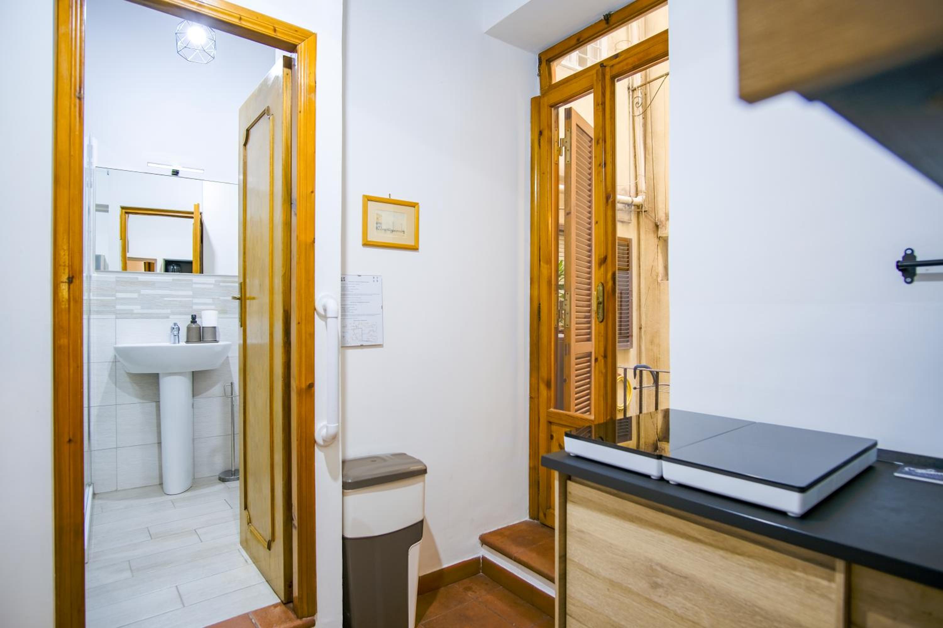 Elegantis Trastevere Comfortable Apartment in the Heart of Historic City