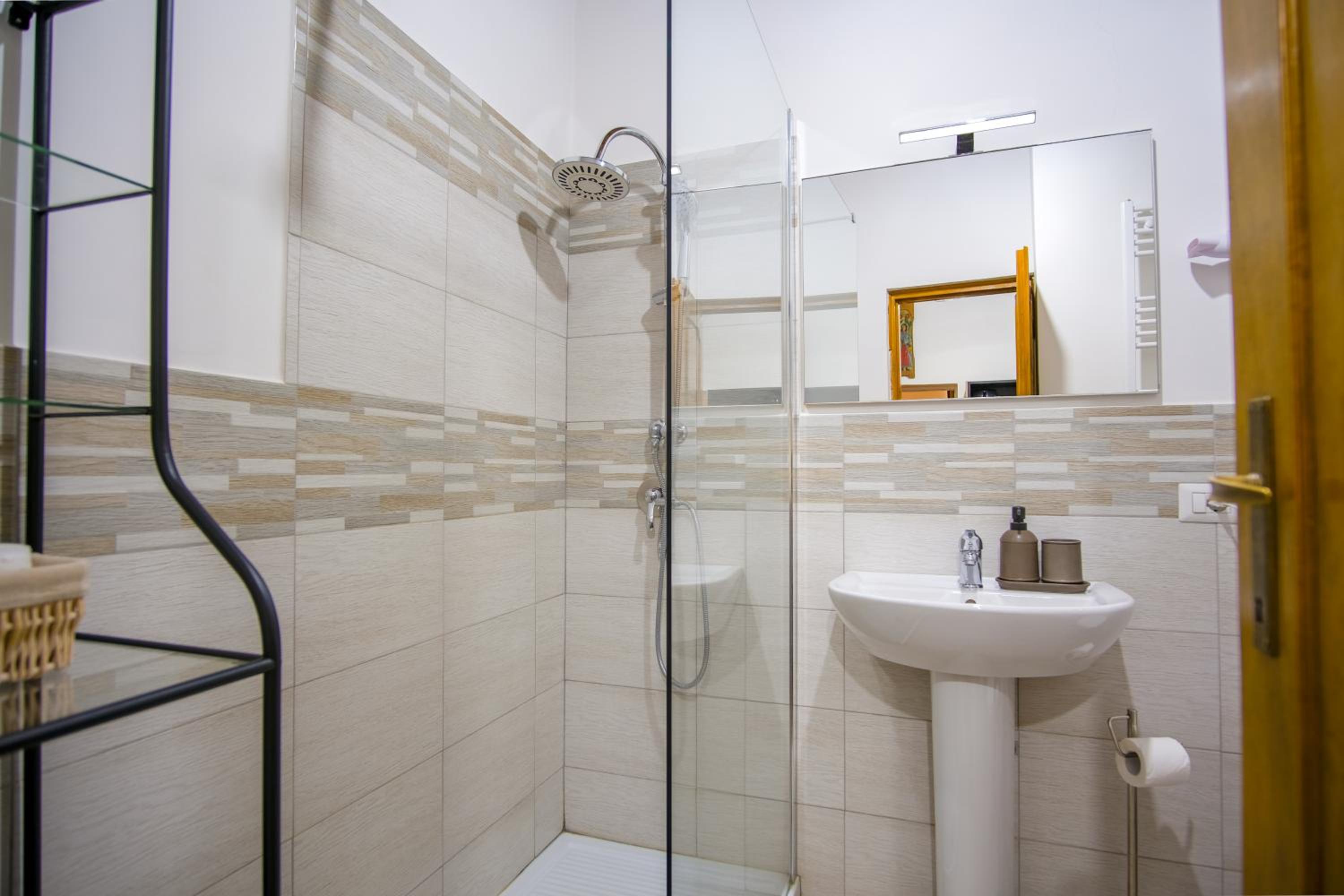 Elegantis Trastevere Comfortable Apartment in the Heart of Historic City