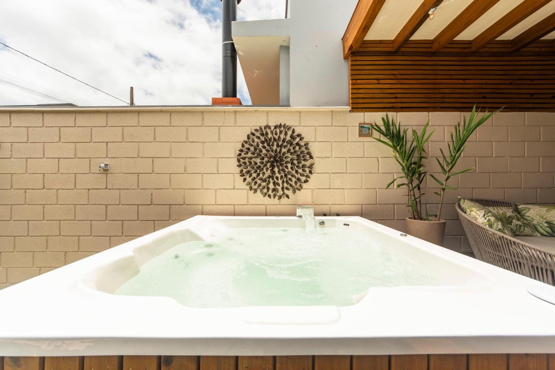 Casa com jardim e banheira para 2 pessoas UR7030