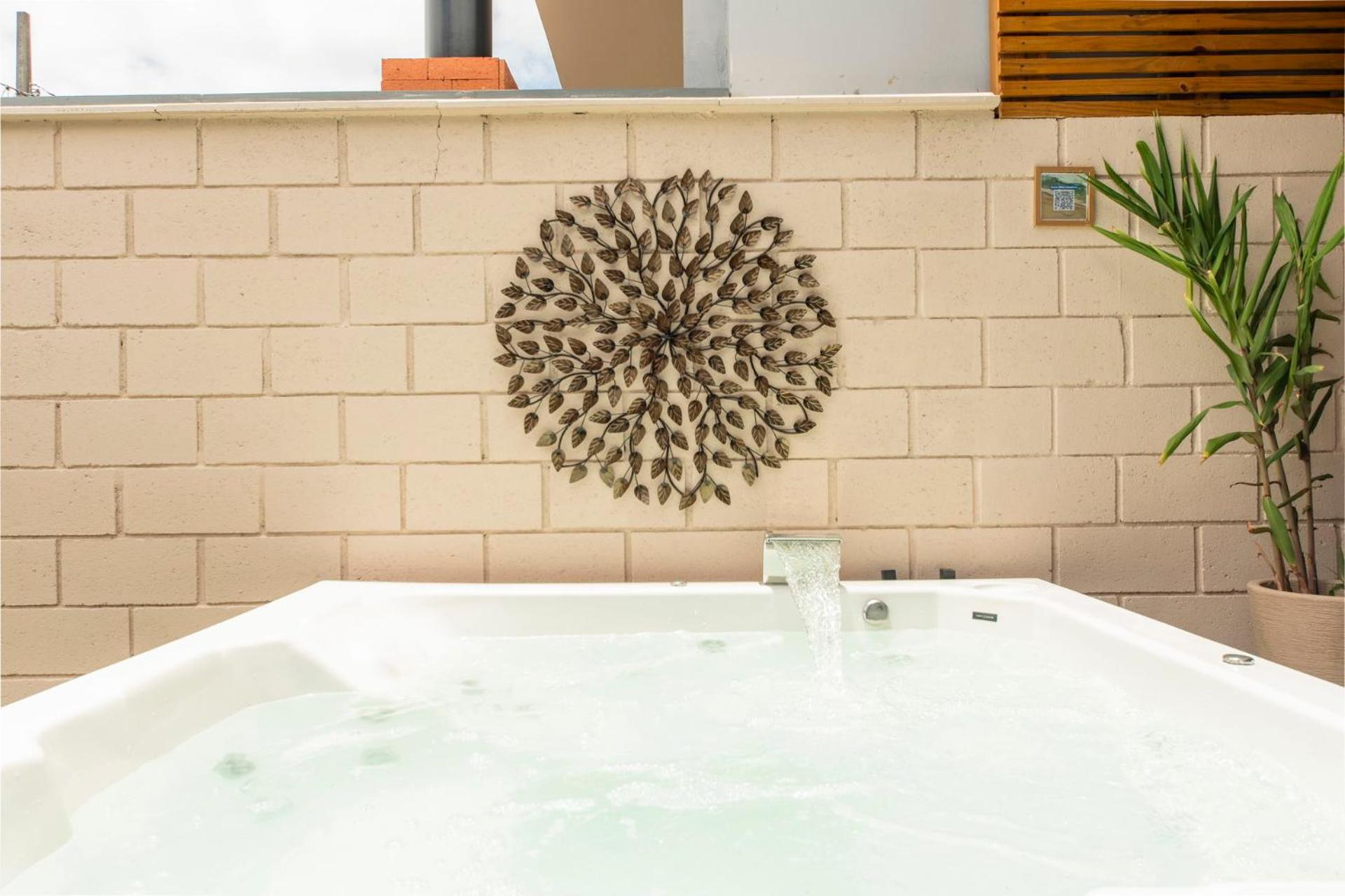 Casa com jardim e banheira para 2 pessoas UR7030