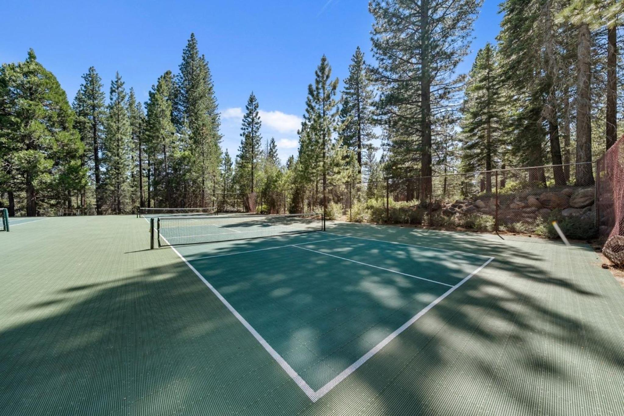 Creekside Chalet Stay for 6