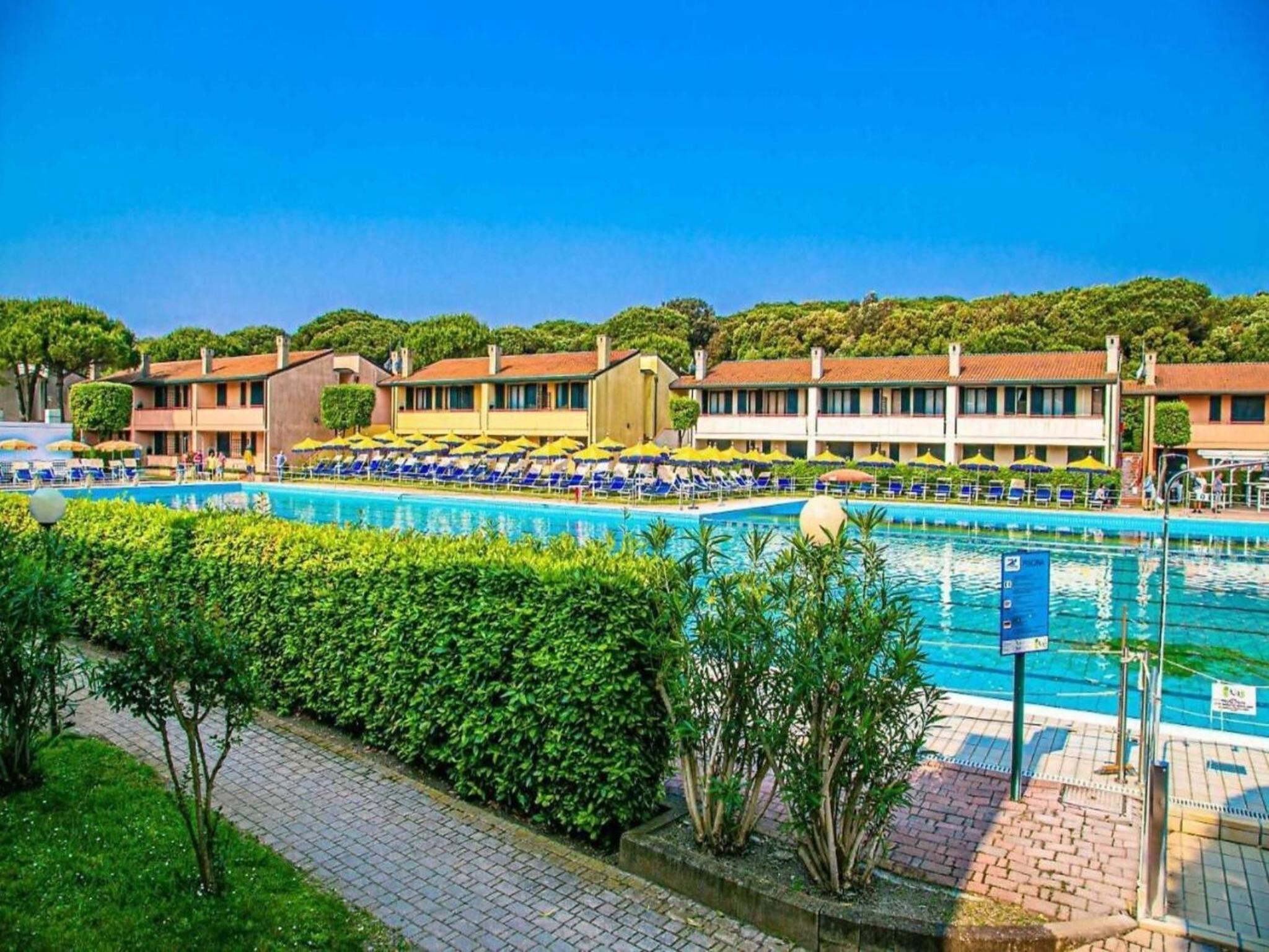 Bright apartment with pool near the sea