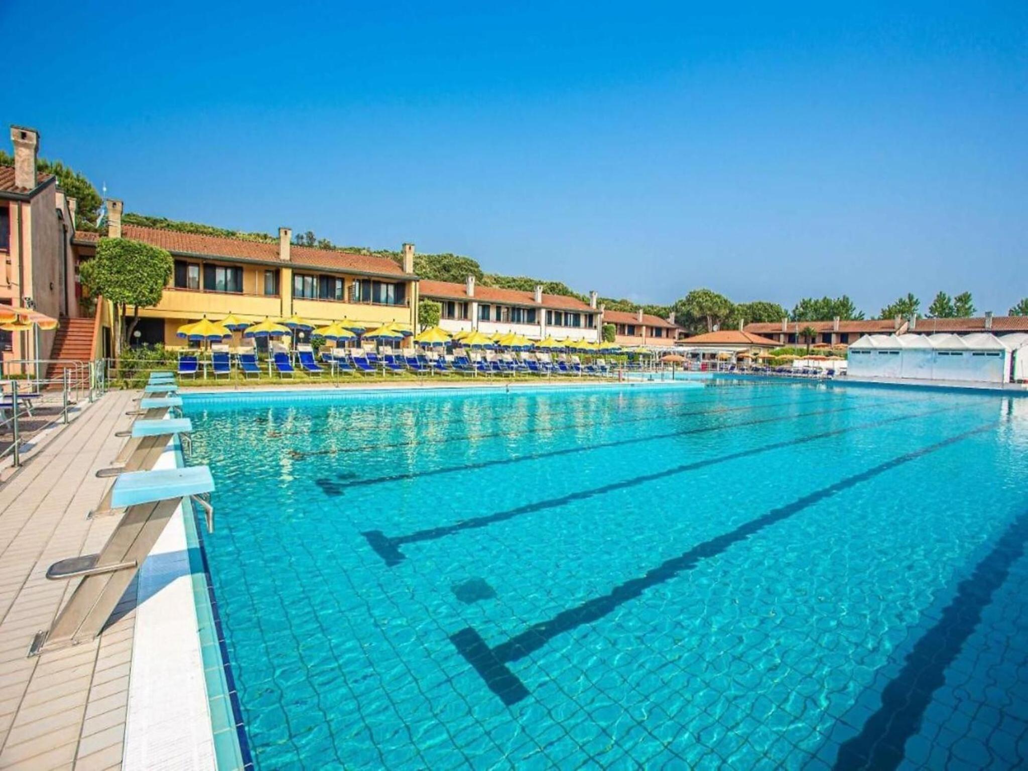 Bright apartment with pool near the sea