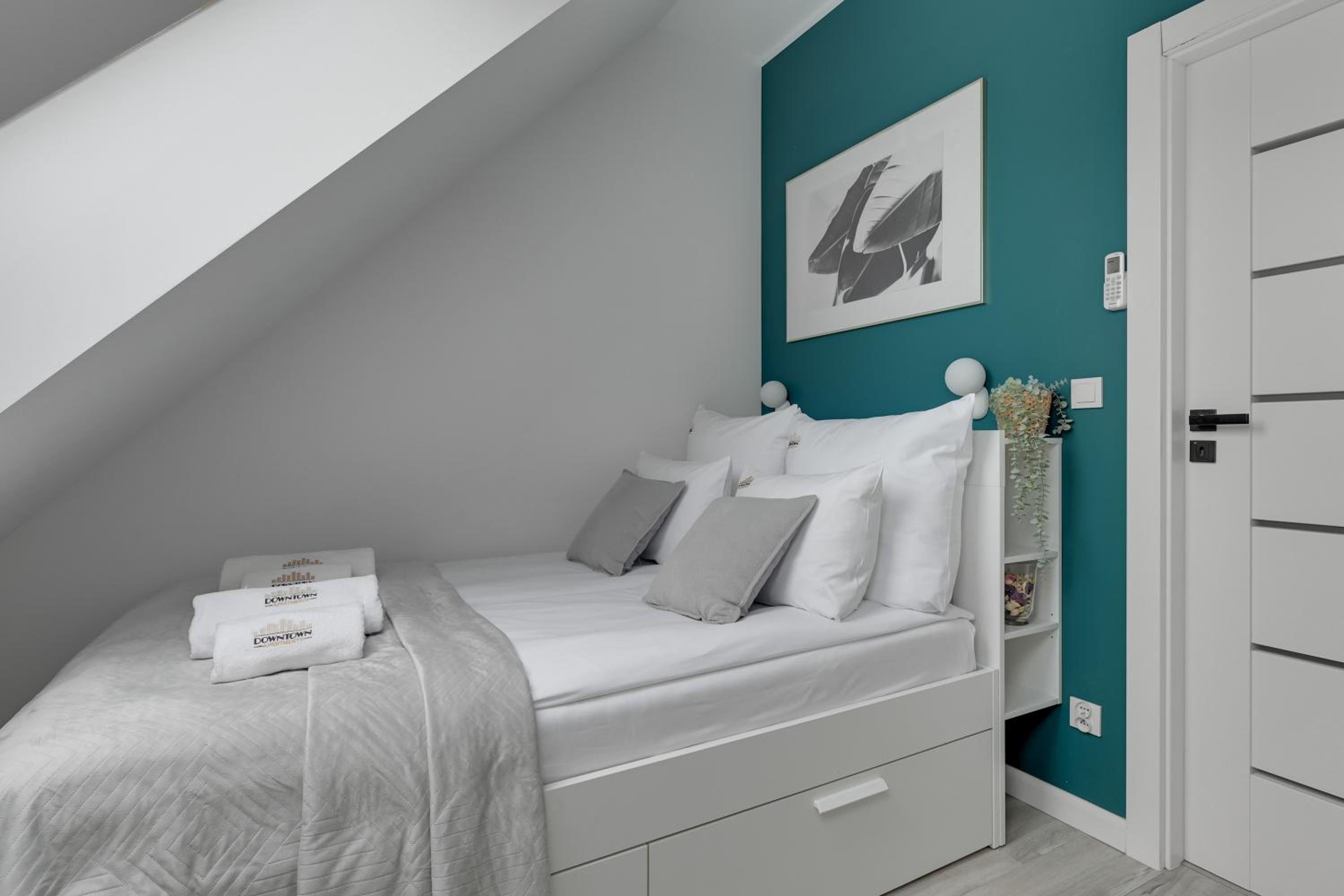 Aura III Apartments & Free Parking by Downtown Apartments
