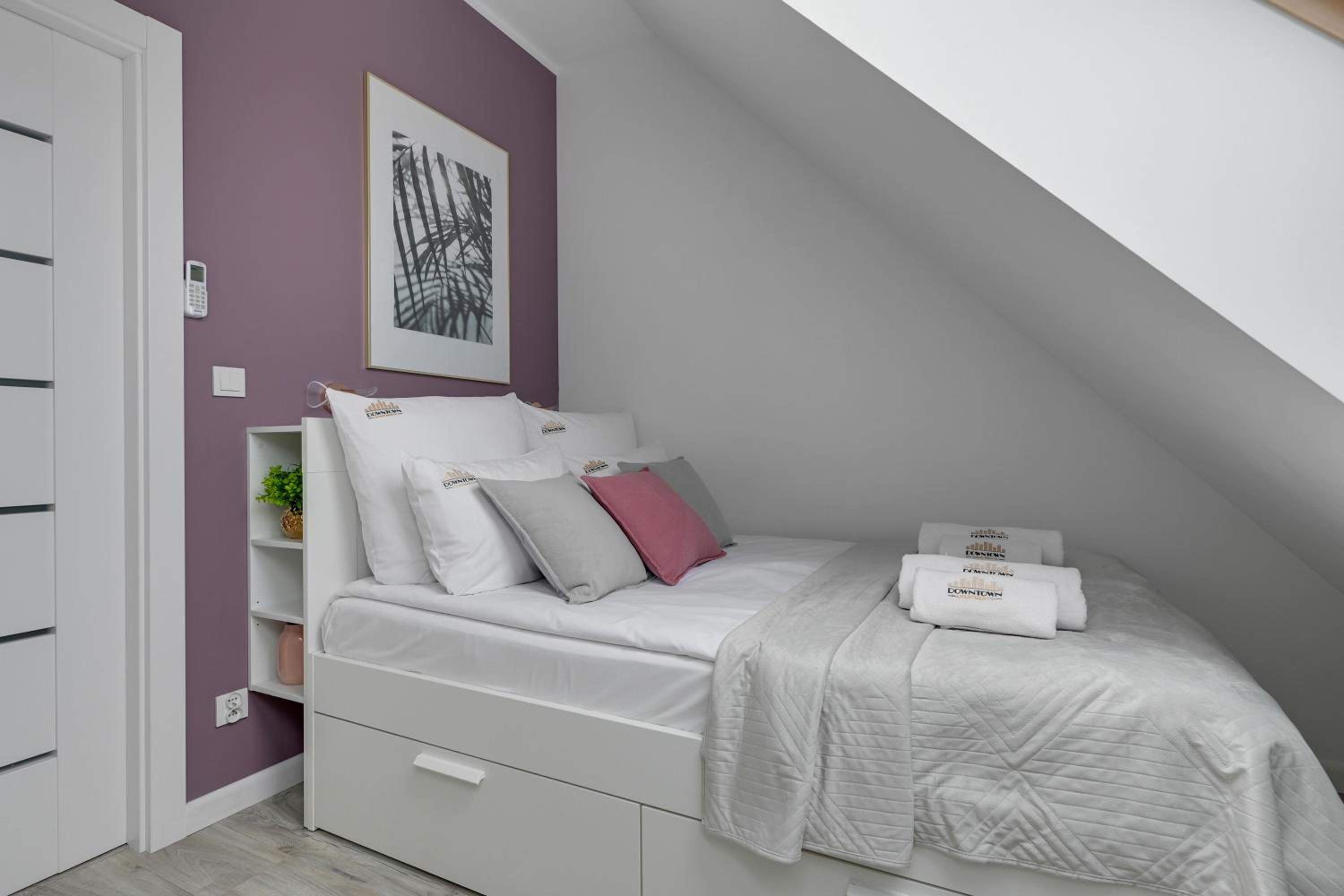 Aura III Apartments & Free Parking by Downtown Apartments