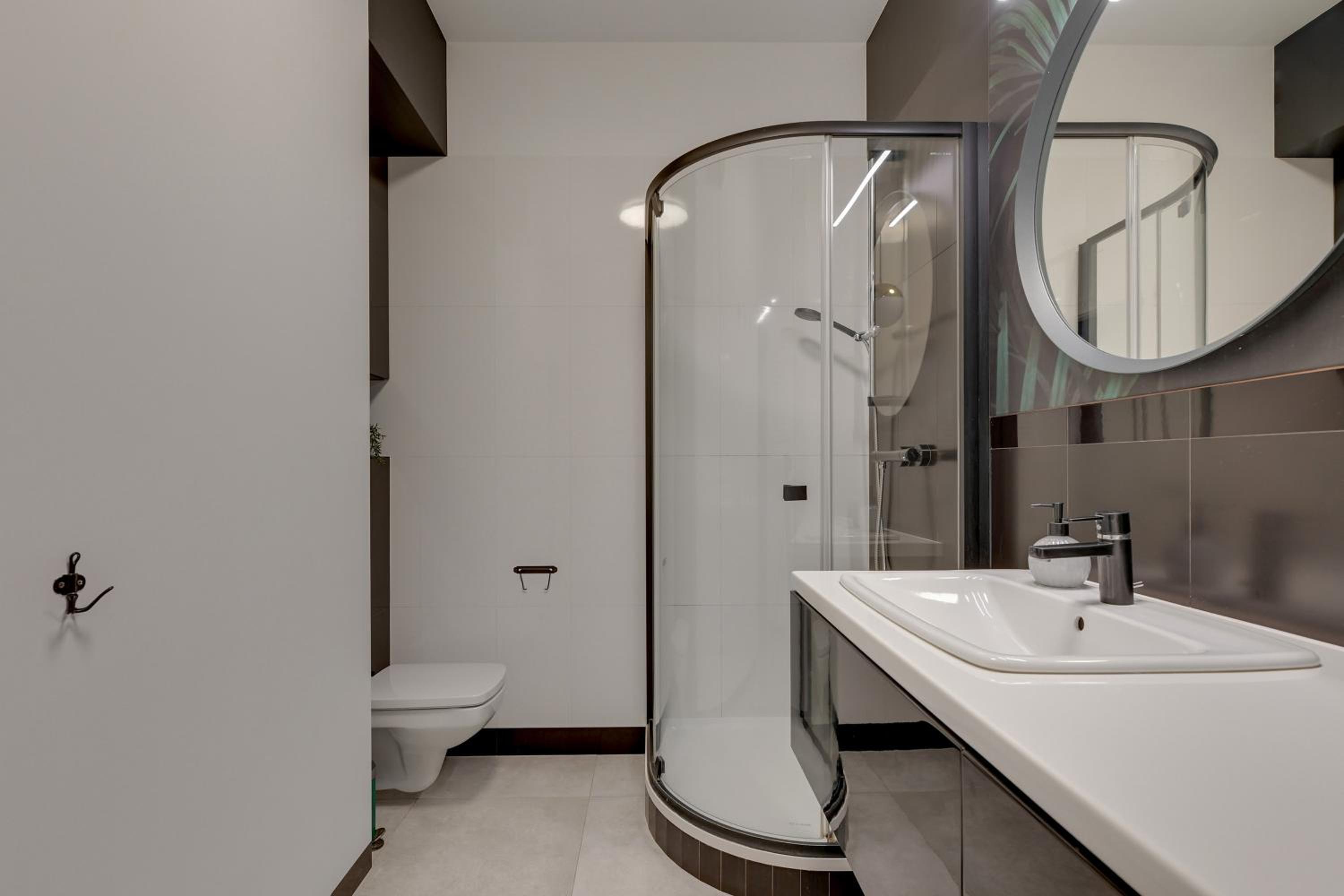 Aura III Apartments & Free Parking by Downtown Apartments