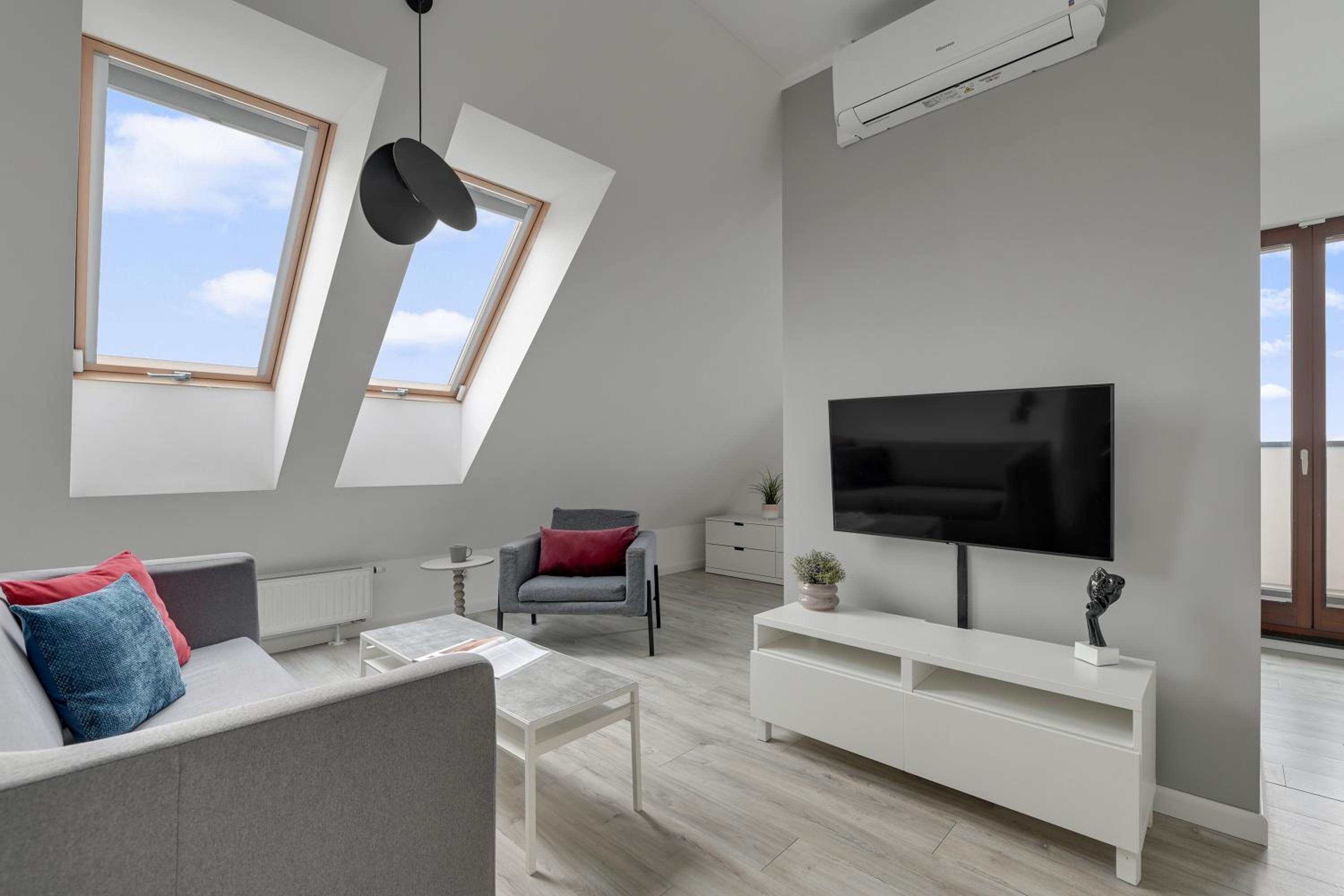 Aura III Apartments & Free Parking by Downtown Apartments